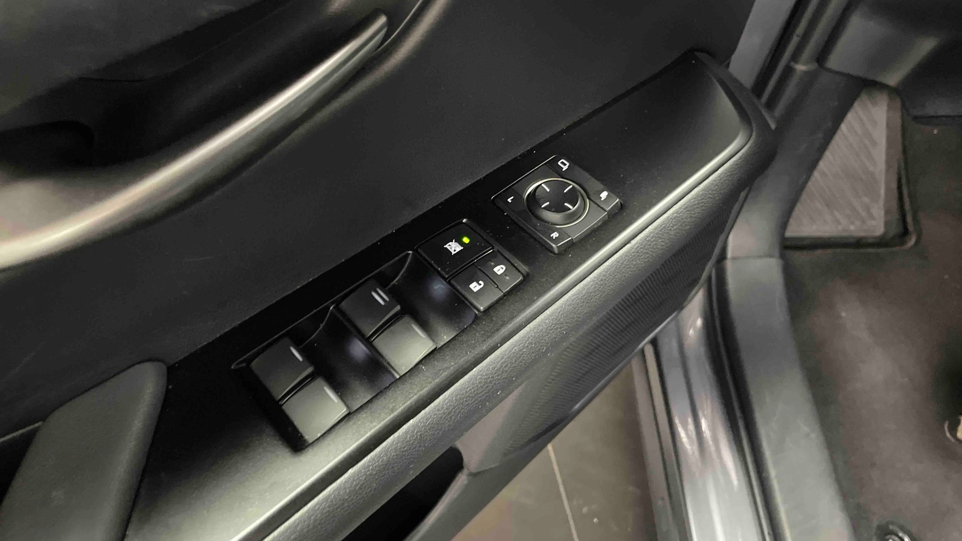 Lexus UX 250h 2WD Luxe — photo 17