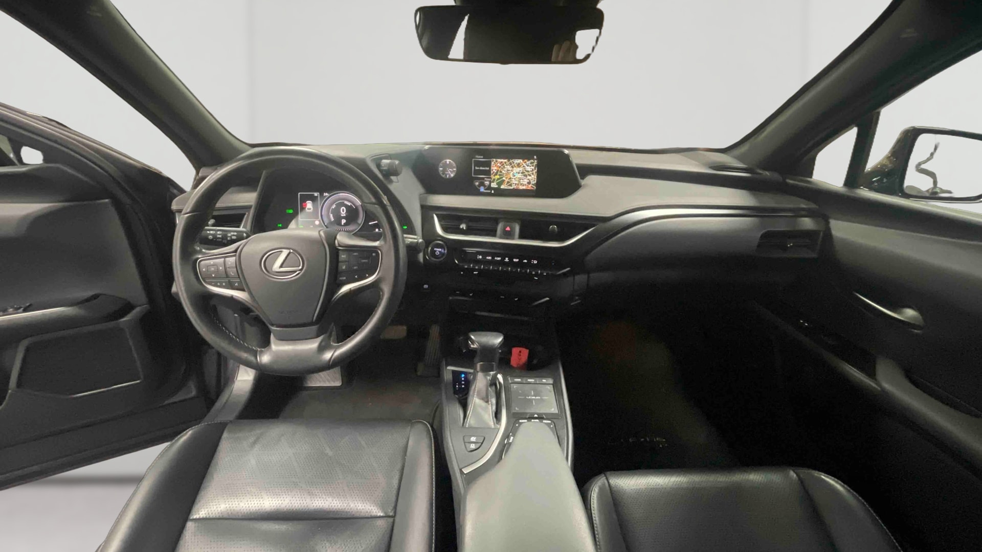 Lexus UX 250h 2WD Luxe — Planche de bord