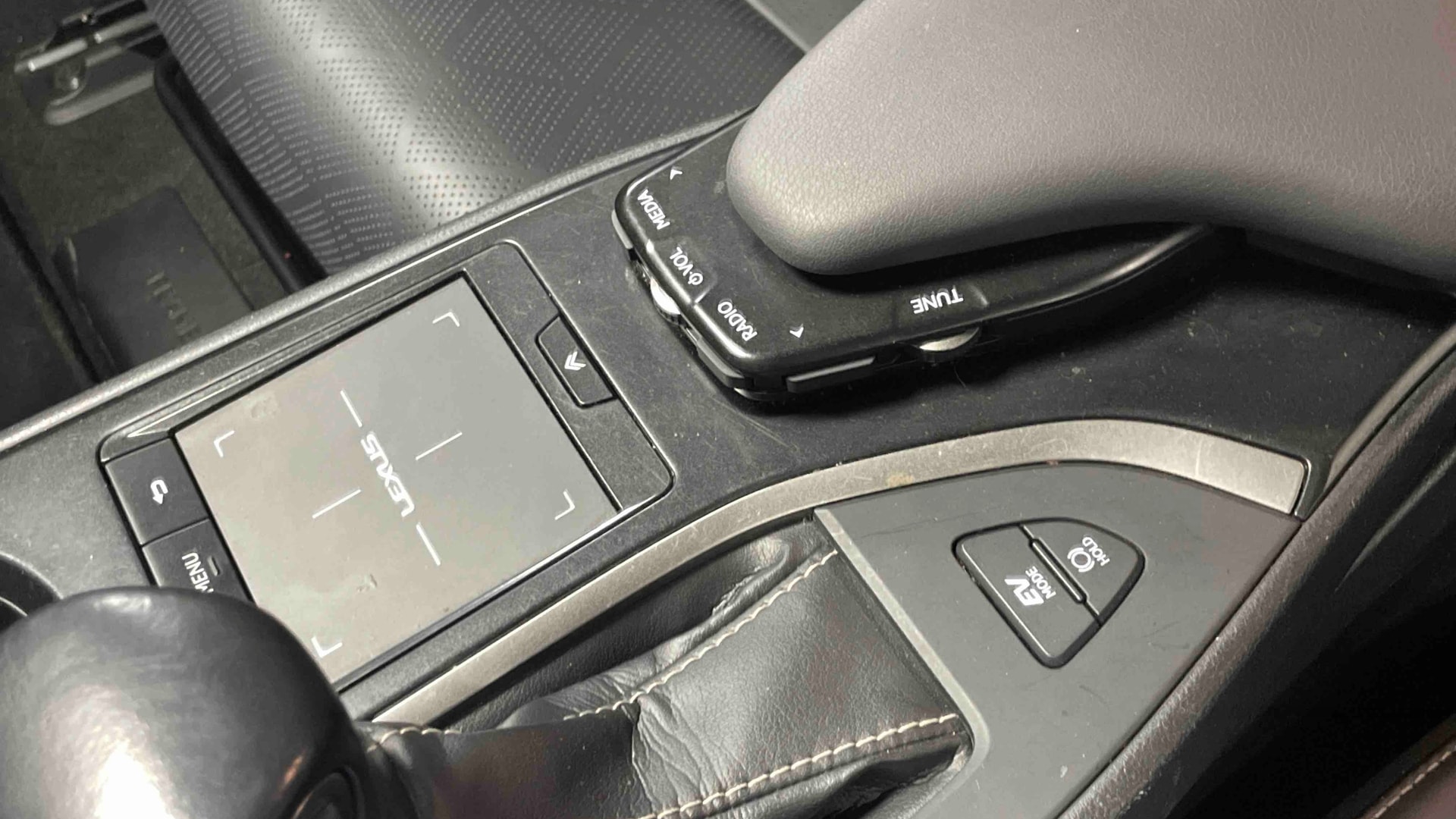Lexus UX 250h 2WD Luxe — photo 21