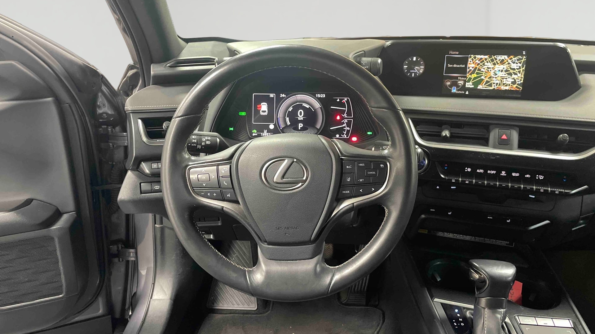 Lexus UX 250h 2WD Luxe — Poste de pilotage
