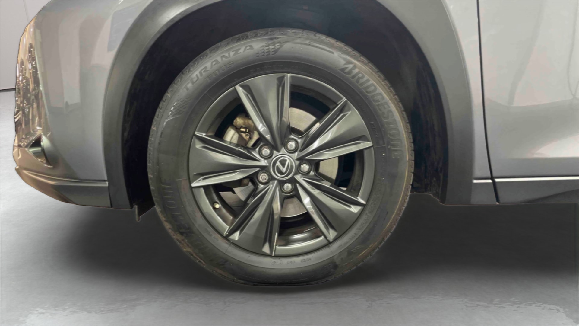 Lexus UX 250h 2WD Luxe — Pneu avant gauche