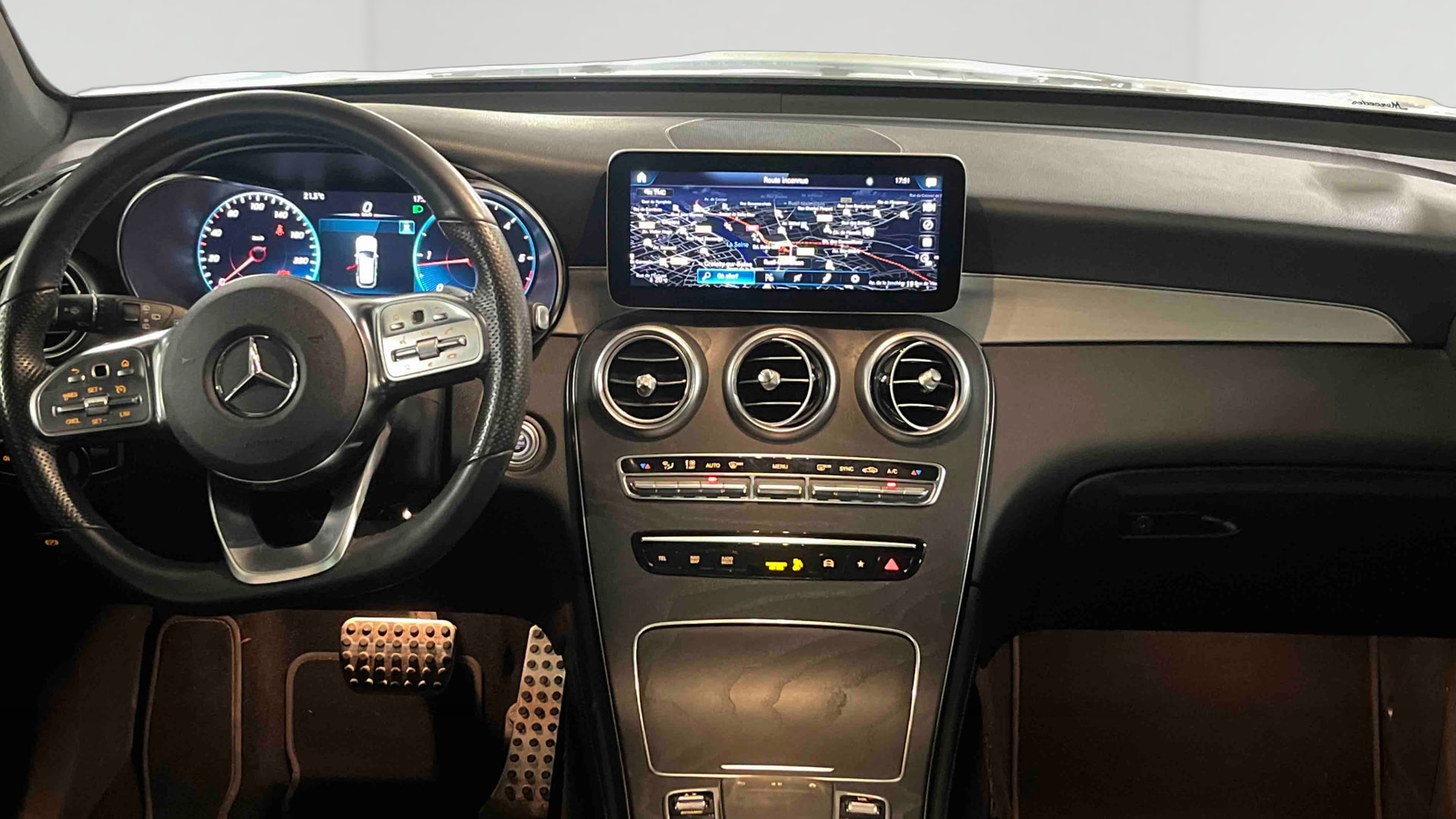 Mercedes-Benz GLC 200 d 9G-Tronic AMG Line — Planche de bord