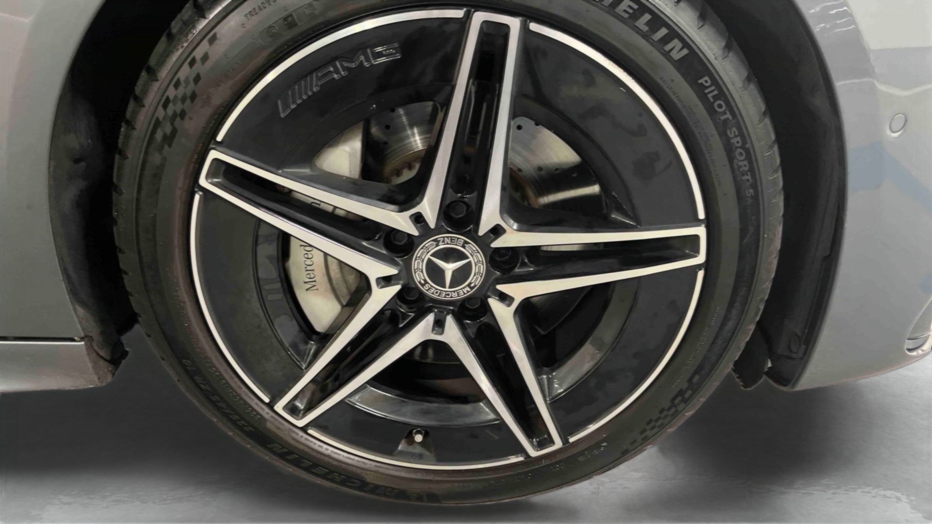 Mercedes-Benz Classe C 200 d 9G-Tronic AMG Line — Pneu avant gauche