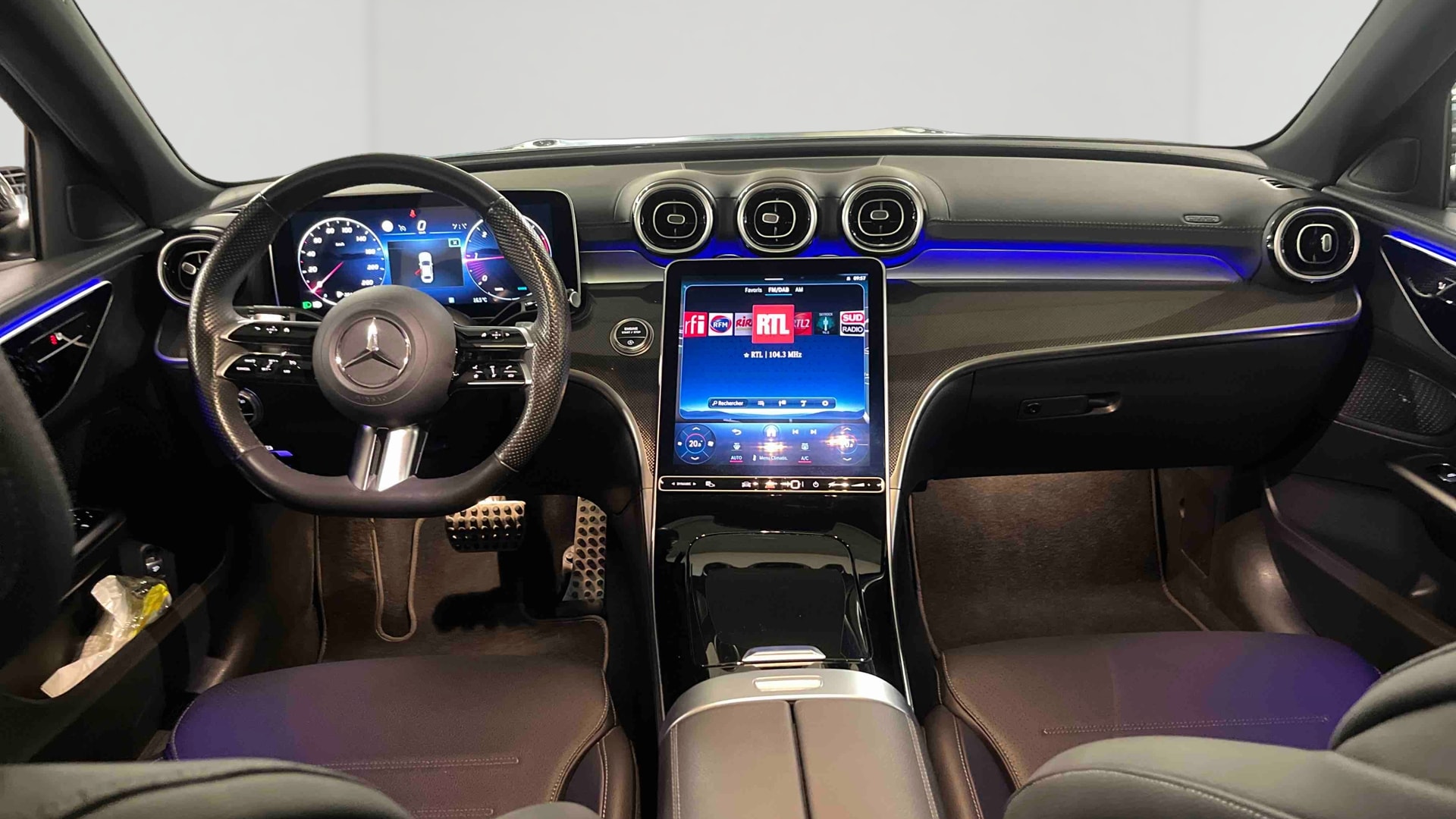 Mercedes-Benz Classe C 200 d 9G-Tronic AMG Line — Planche de bord