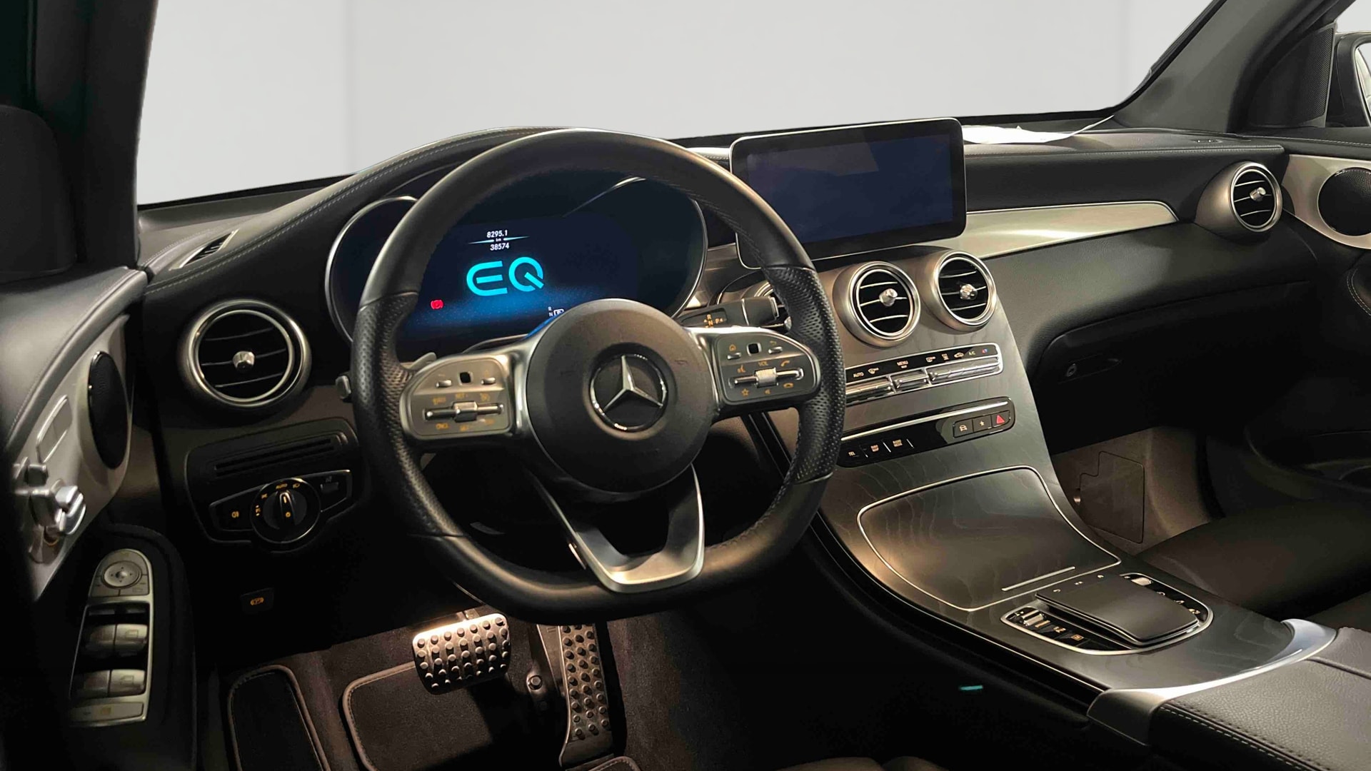 Mercedes-Benz GLC Coupé 300 e 9G-Tronic 4Matic AMG Line — Poste de pilotage