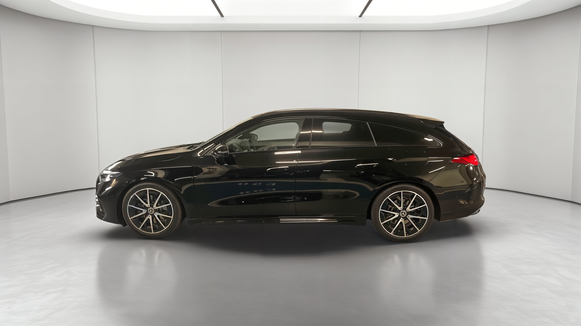 Mercedes-Benz CLA Shooting Brake 200 AMG Line — Profil gauche