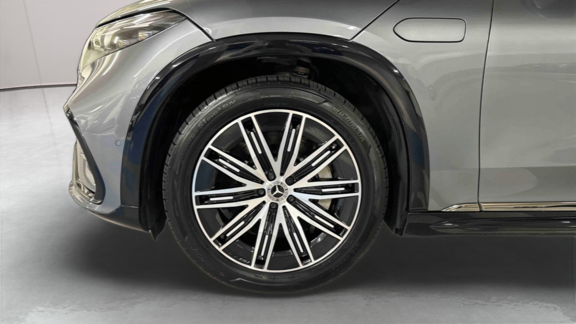 Mercedes-Benz EQS SUV 580 4Matic AMG Line — Pneu avant gauche