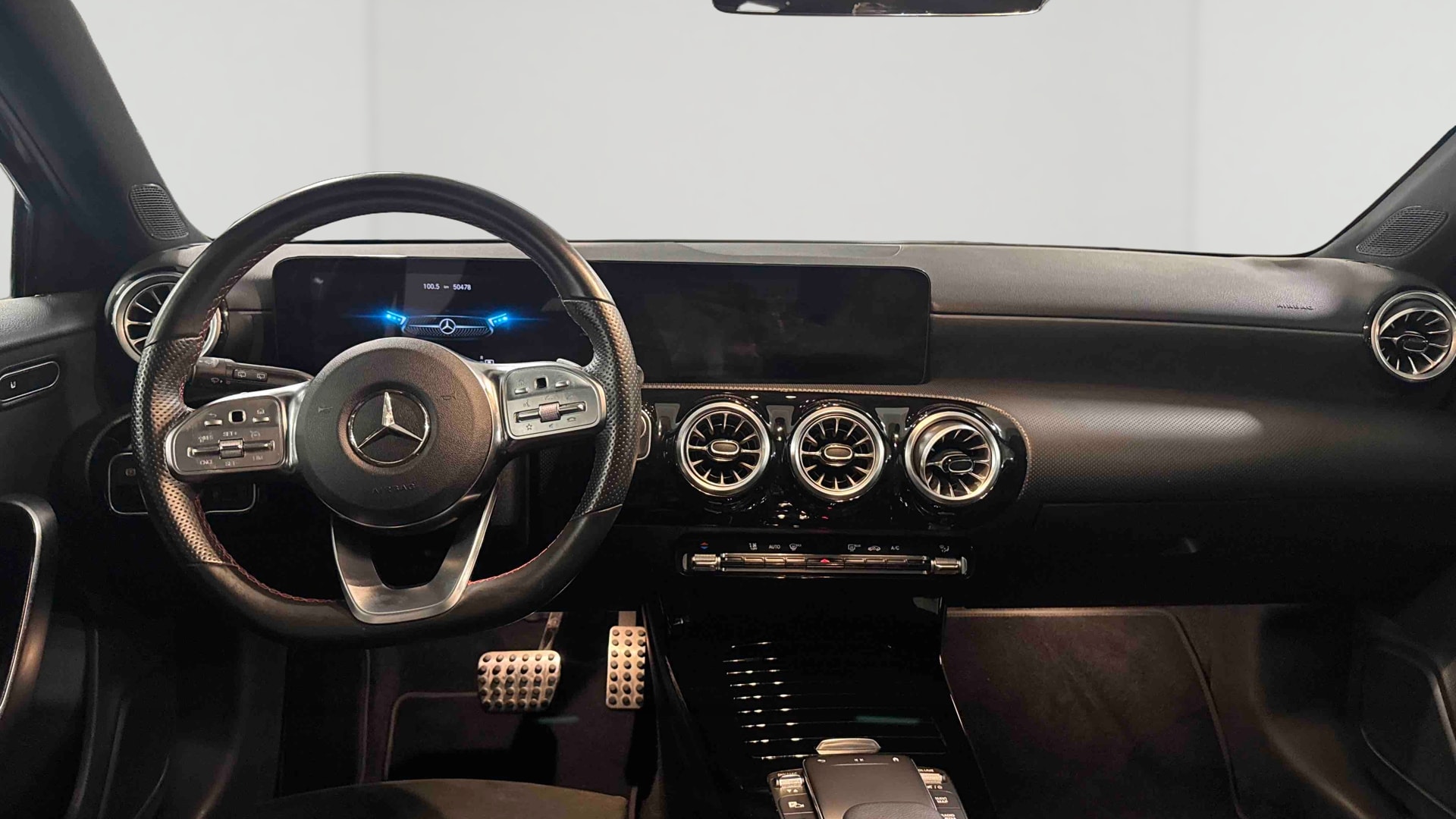 Mercedes-Benz Classe A 180 d 8G-DCT AMG Line — Planche de bord