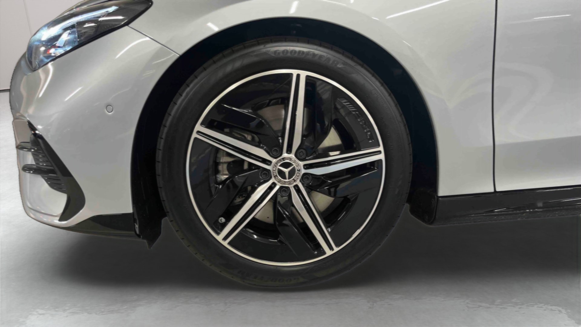 Mercedes-Benz CLA 200 8F-eDCT AMG Line — Pneu avant gauche