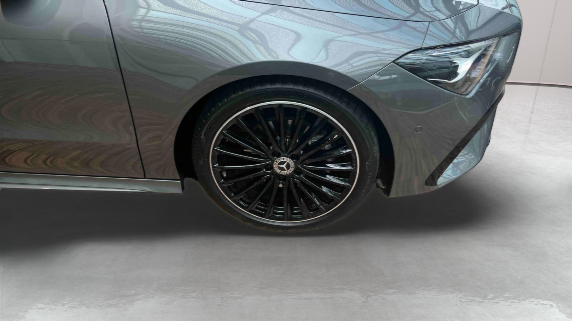 Mercedes-Benz CLA Shooting Brake 180 7G-DCT AMG Line — Pneu avant gauche
