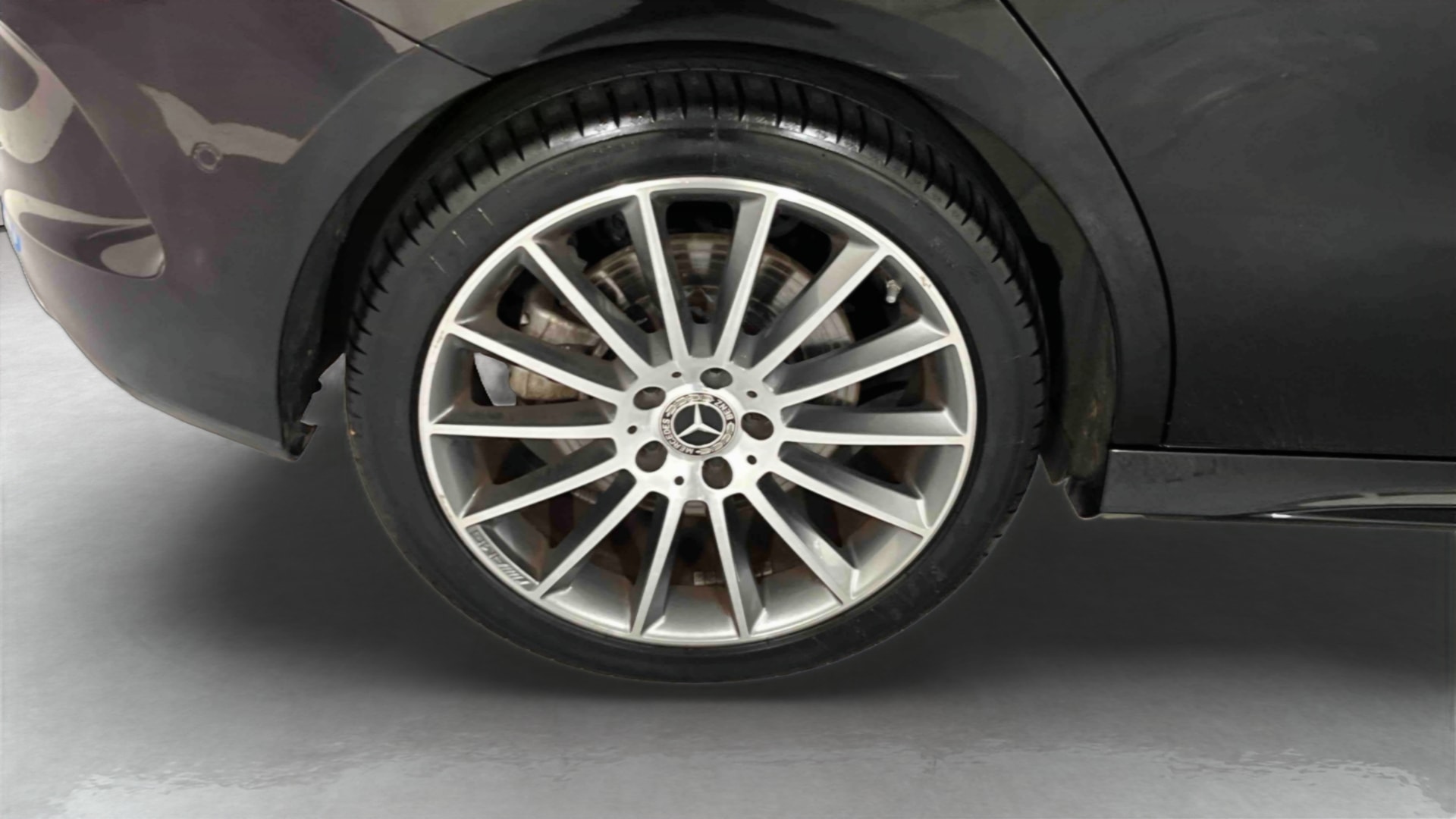 Mercedes-Benz Classe B 250 e 8G-DCT AMG Line Edition — Pneu avant gauche