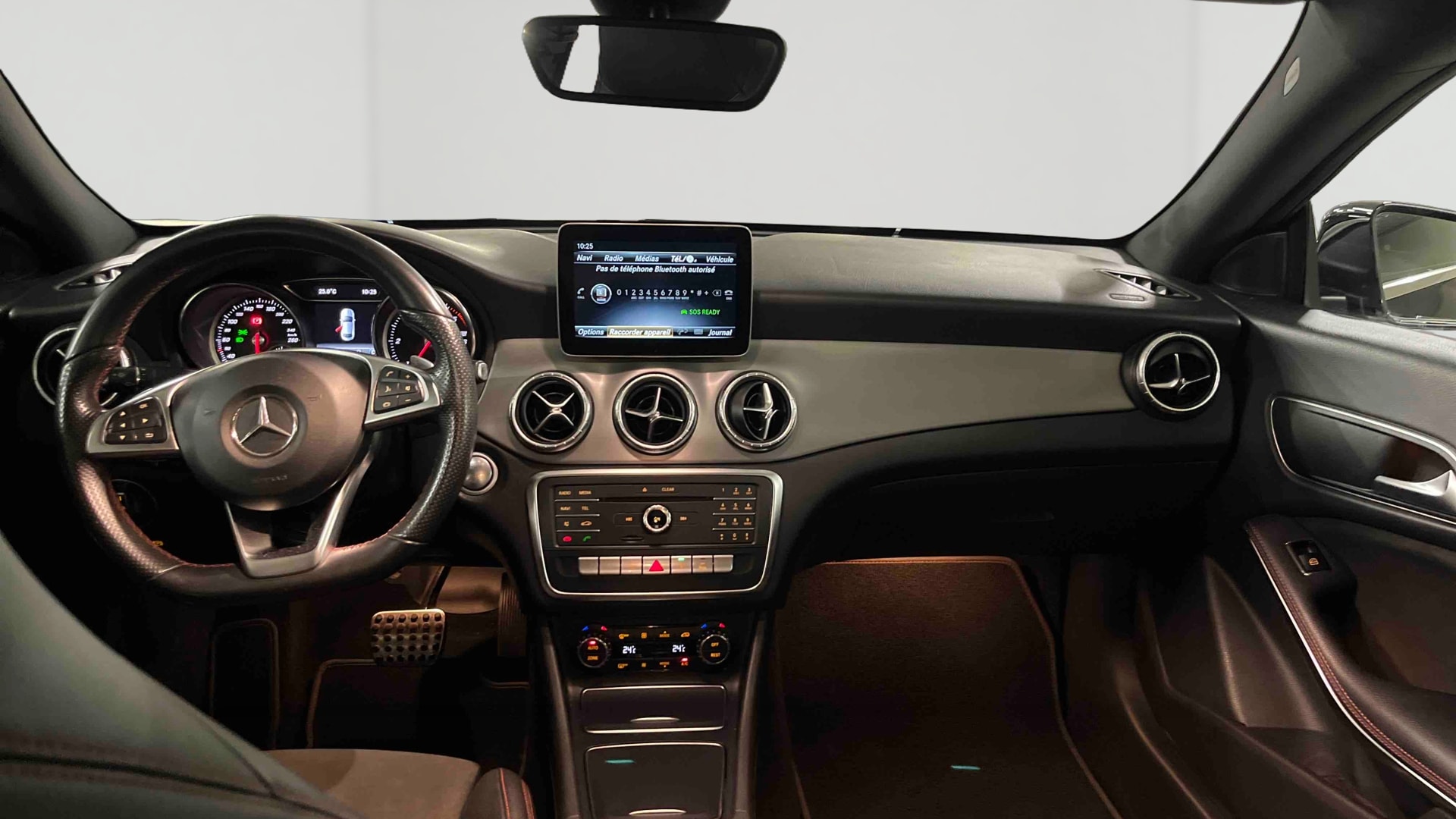 Mercedes-Benz CLA 200 d 7-G DCT Inspiration — Planche de bord