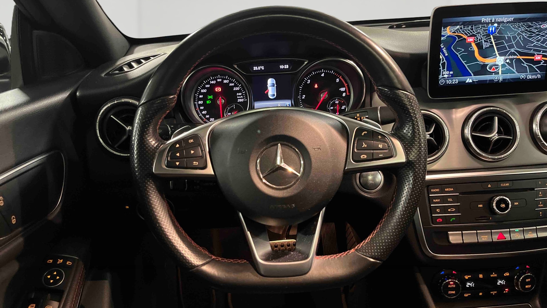 Mercedes-Benz CLA 200 d 7-G DCT Inspiration — Poste de pilotage