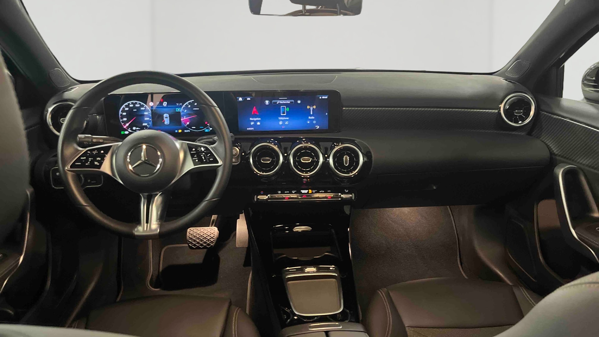 Mercedes-Benz Classe A 180 7G-DCT Progressive Line — Planche de bord