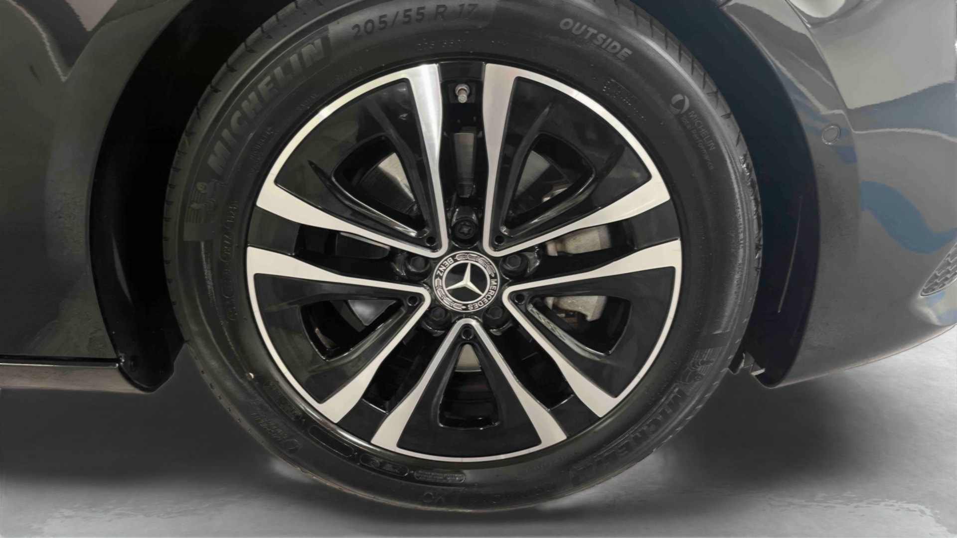 Mercedes-Benz Classe A 180 7G-DCT Progressive Line — Pneu avant gauche