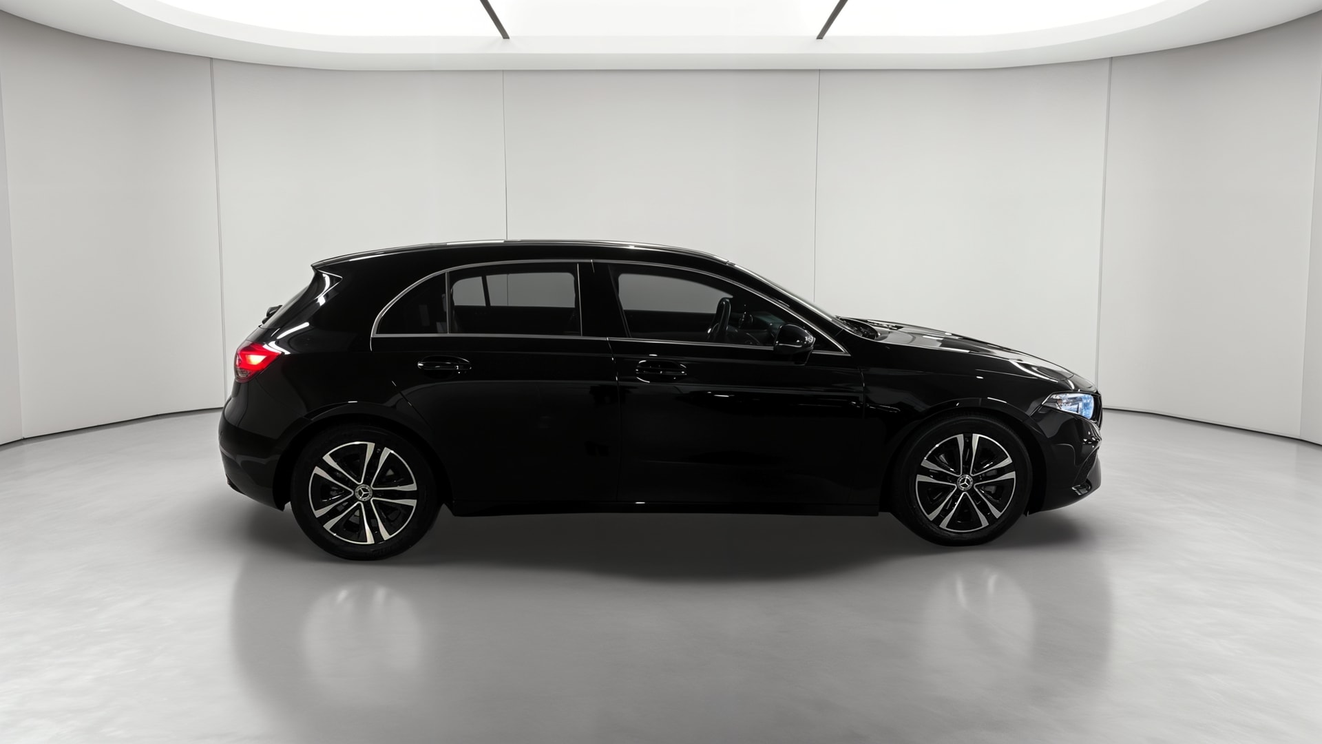 Mercedes-Benz Classe A 180 7G-DCT Progressive Line — Profil droit