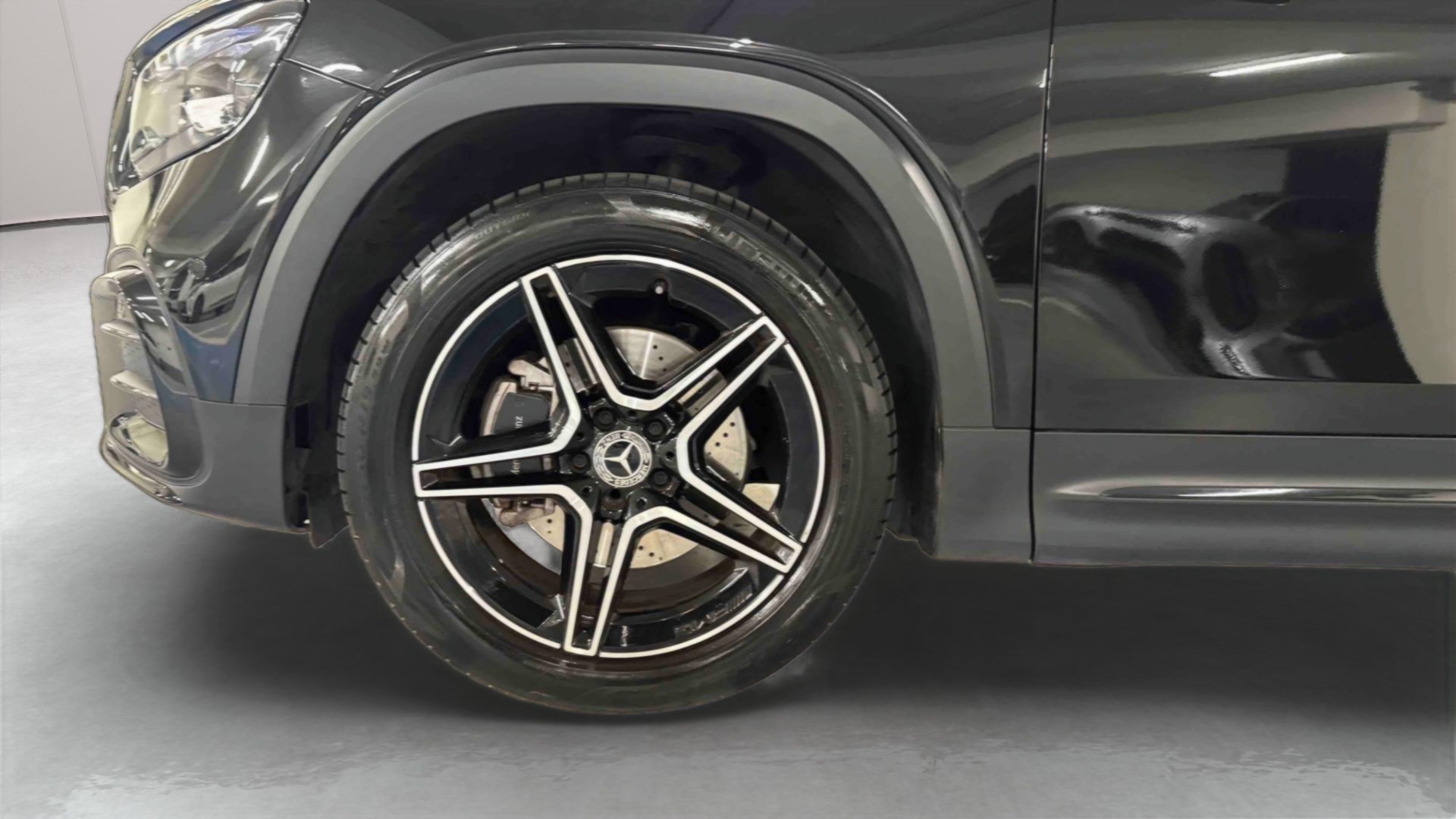 Mercedes-Benz GLB 200 d 8G-DCT AMG Line — Pneu avant gauche