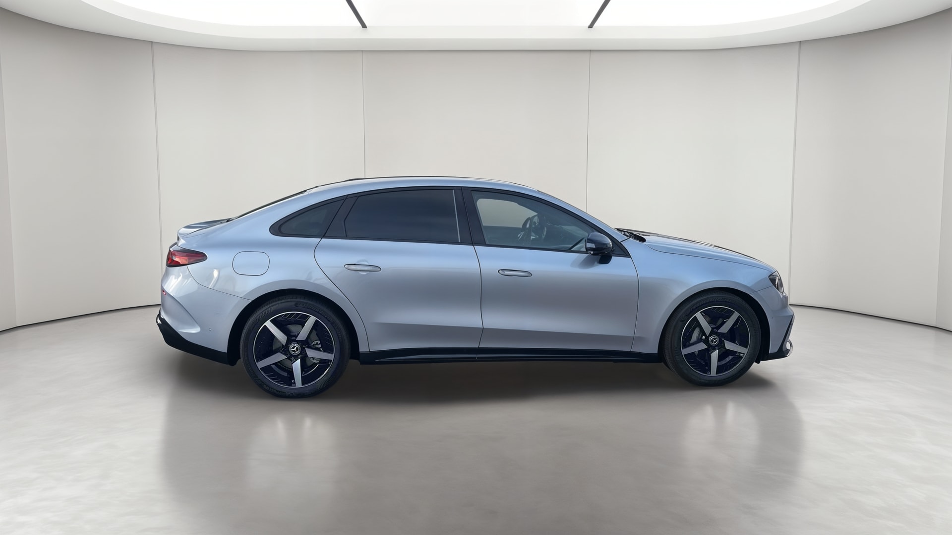 Mercedes-Benz Classe C 400 Electrique 4M AMG Line — Profil droit