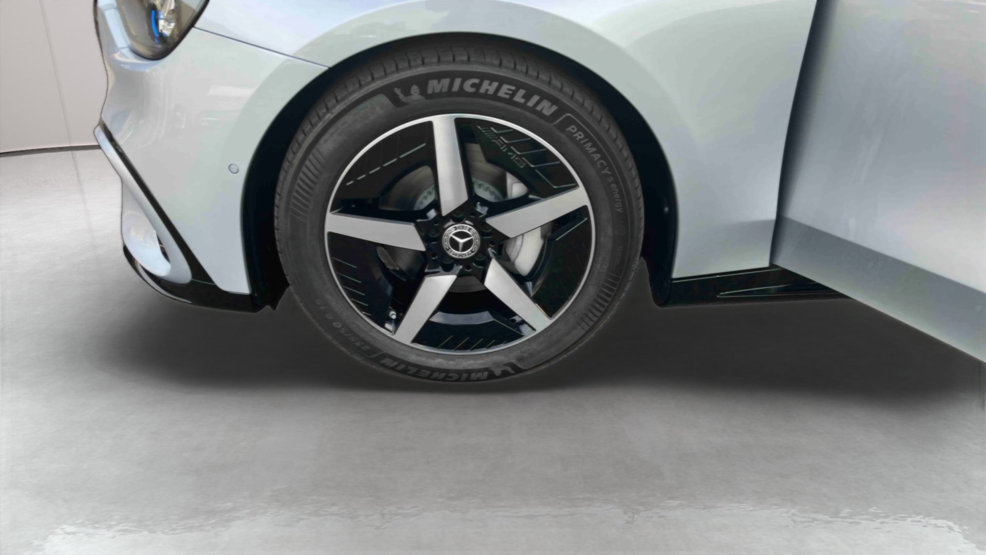 Mercedes-Benz Classe C 400 Electrique 4M AMG Line — Pneu avant gauche