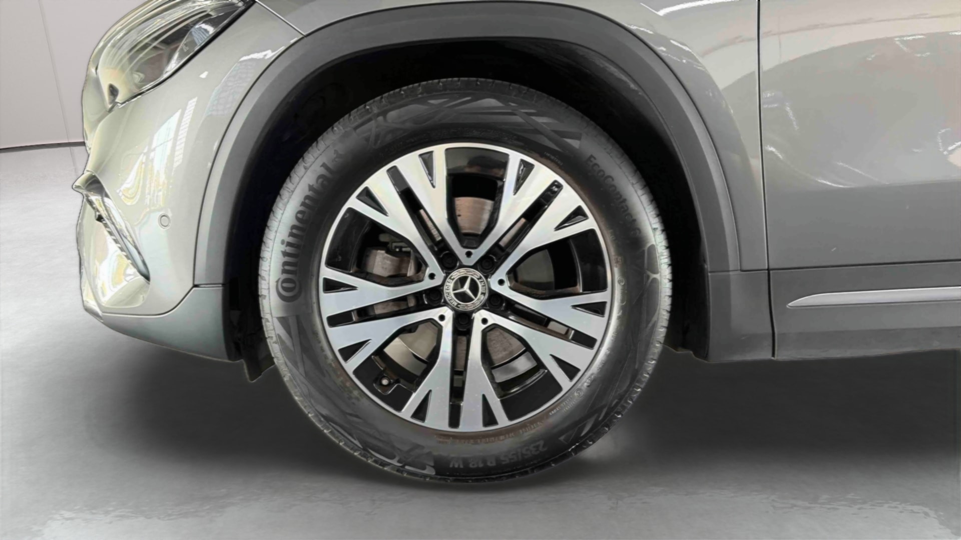 Mercedes-Benz GLA 180 7G-DCT Progressive Line — Pneu avant gauche