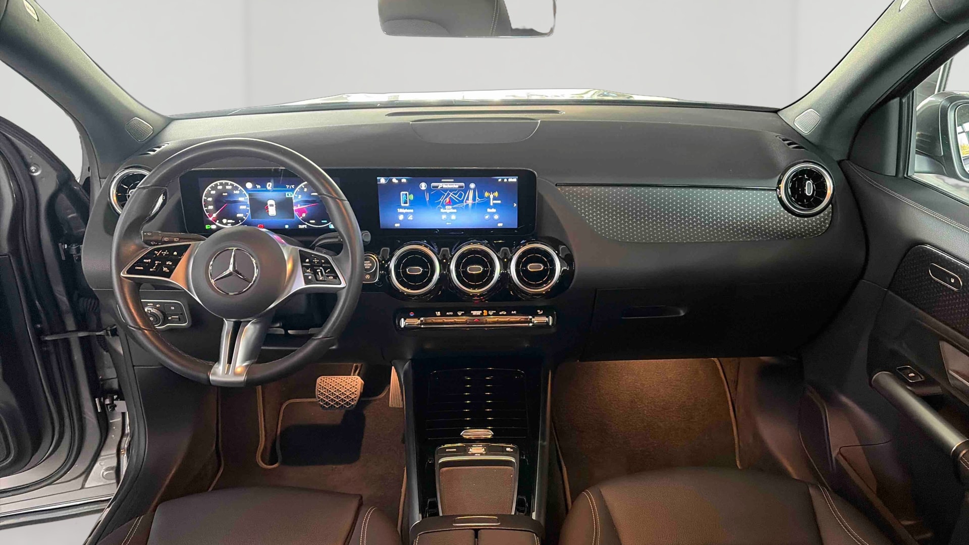 Mercedes-Benz GLA 180 7G-DCT Progressive Line — Planche de bord