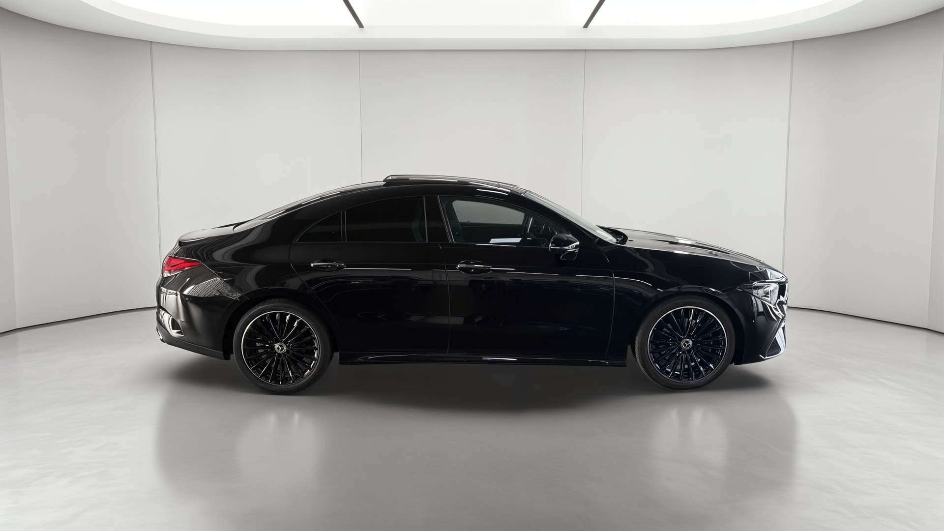 Mercedes-Benz CLA Coupé 200 7G-DCT AMG Line — Profil droit