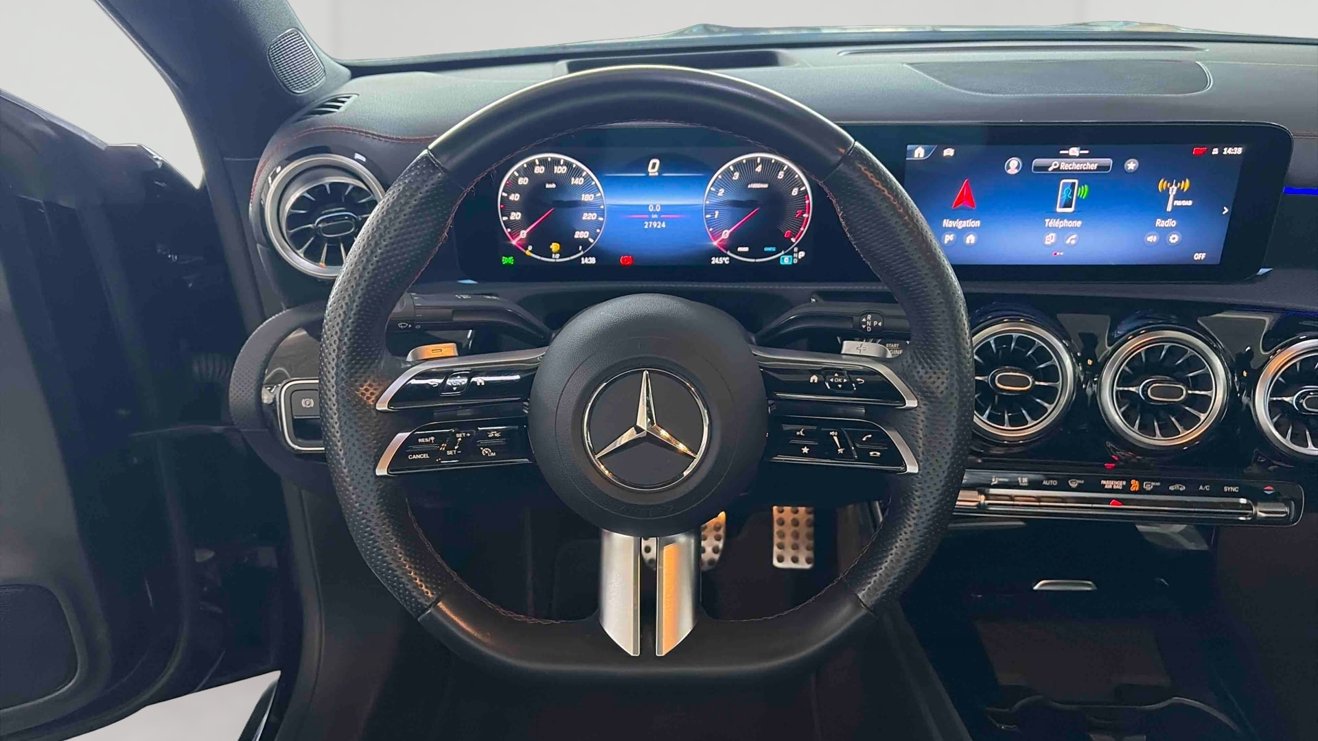 Mercedes-Benz CLA Coupé 200 7G-DCT AMG Line — Poste de pilotage