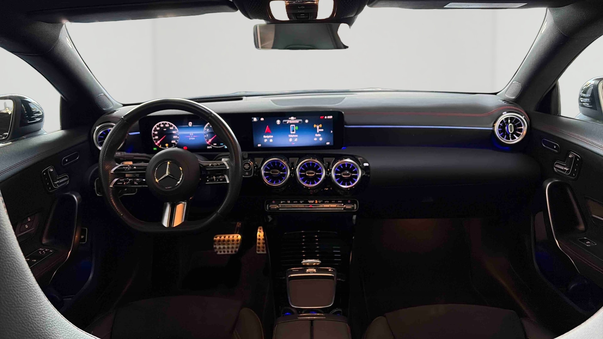 Mercedes-Benz CLA Coupé 200 7G-DCT AMG Line — Planche de bord