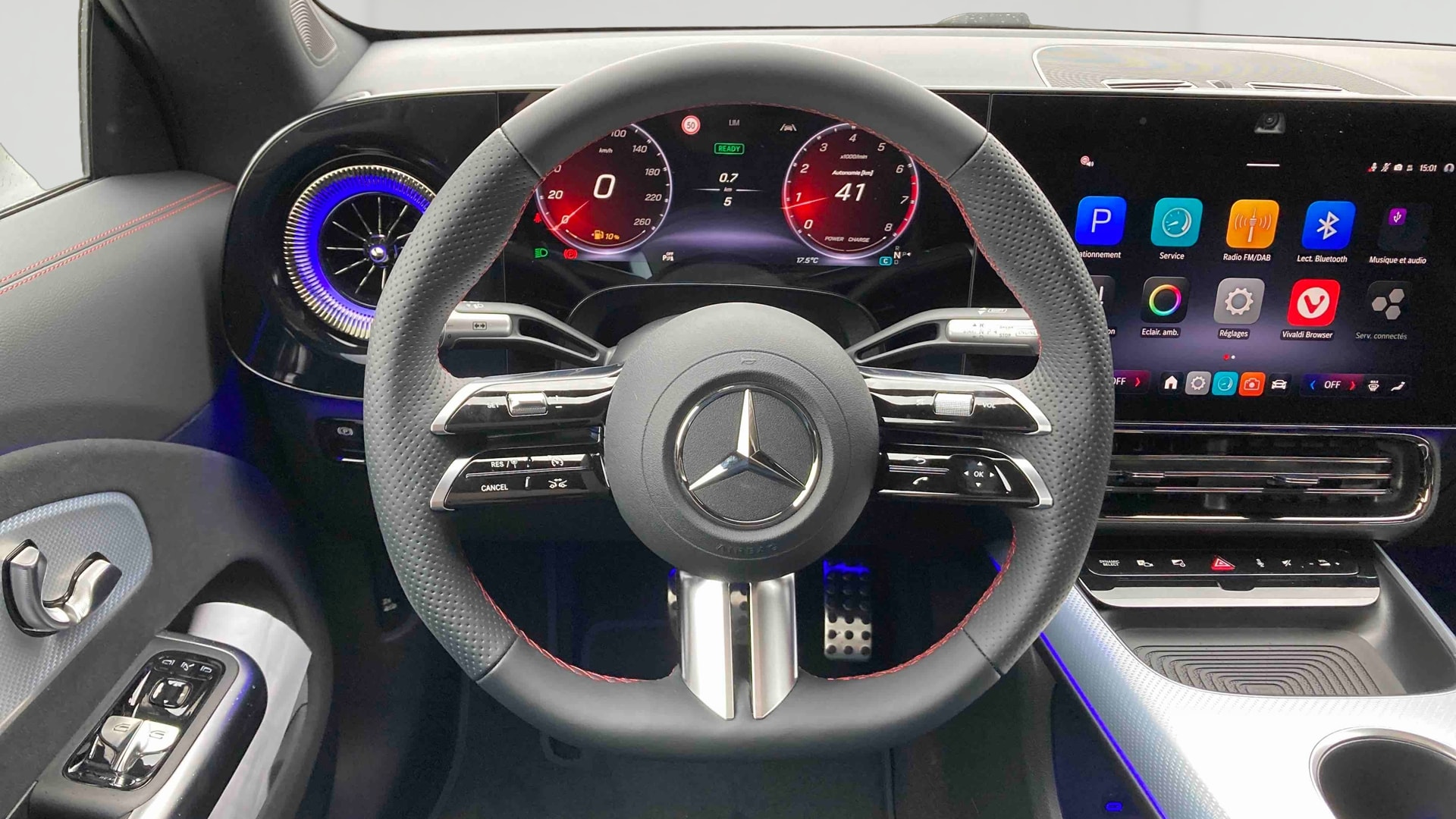 Mercedes-Benz CLA 200 8F-eDCT Business Line Executive — Poste de pilotage