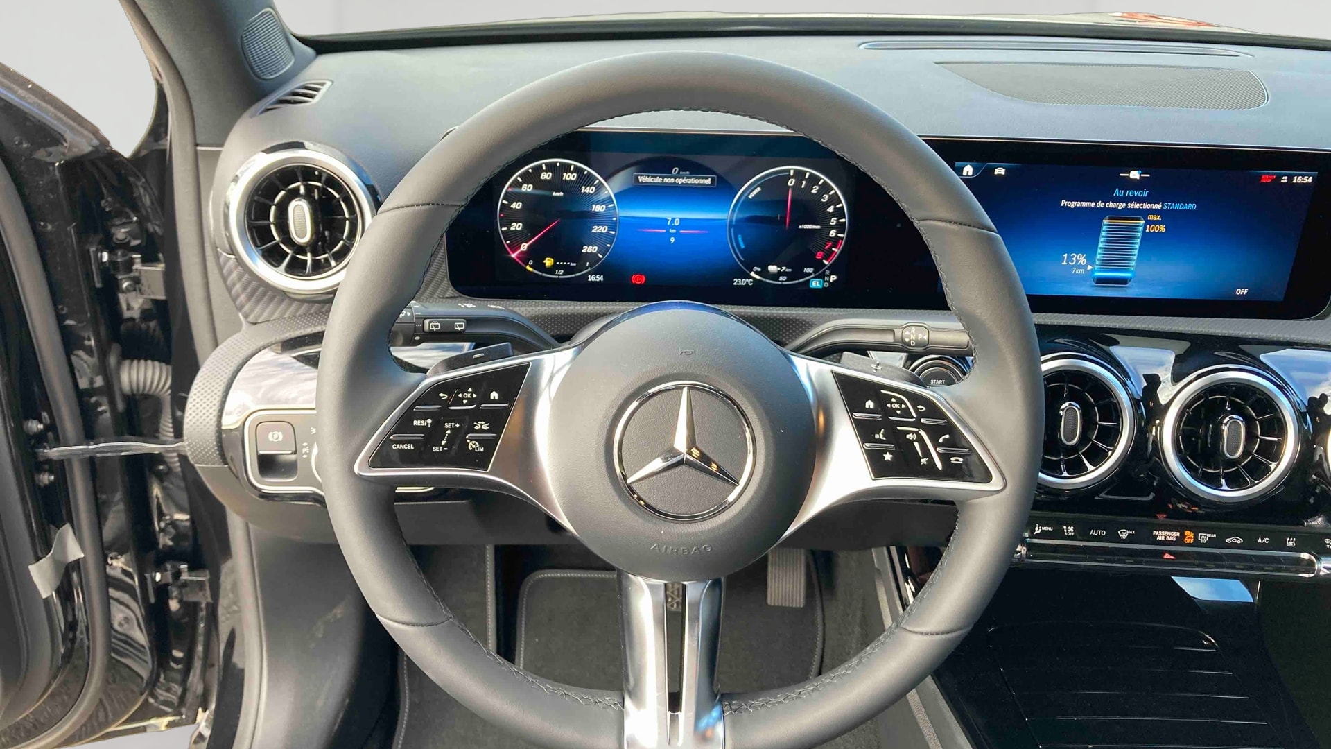Mercedes-Benz Classe A 250 e Hybrid EQ Progressive Line — Poste de pilotage