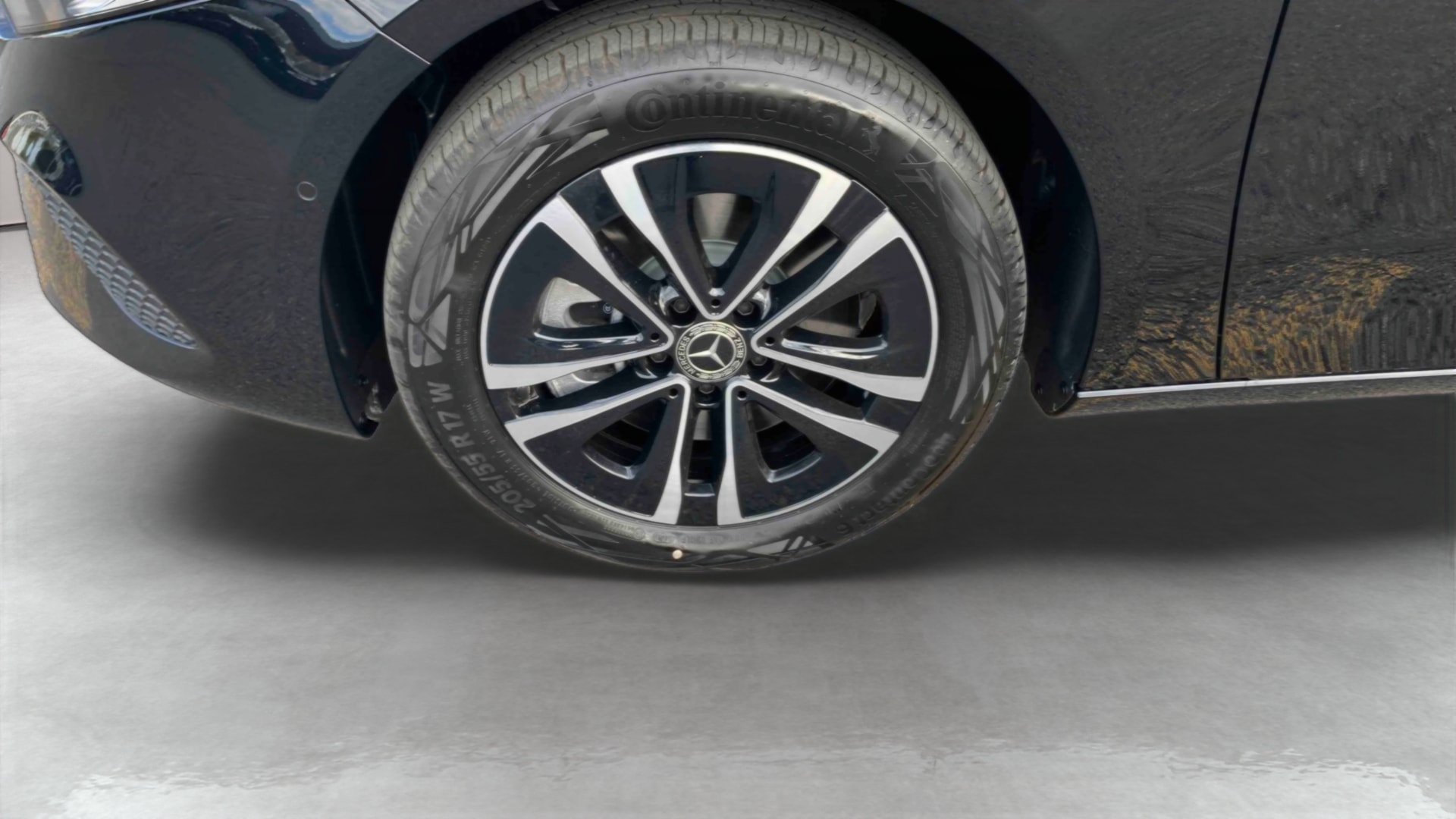 Mercedes-Benz Classe A 250 e Hybrid EQ Progressive Line — Pneu avant gauche