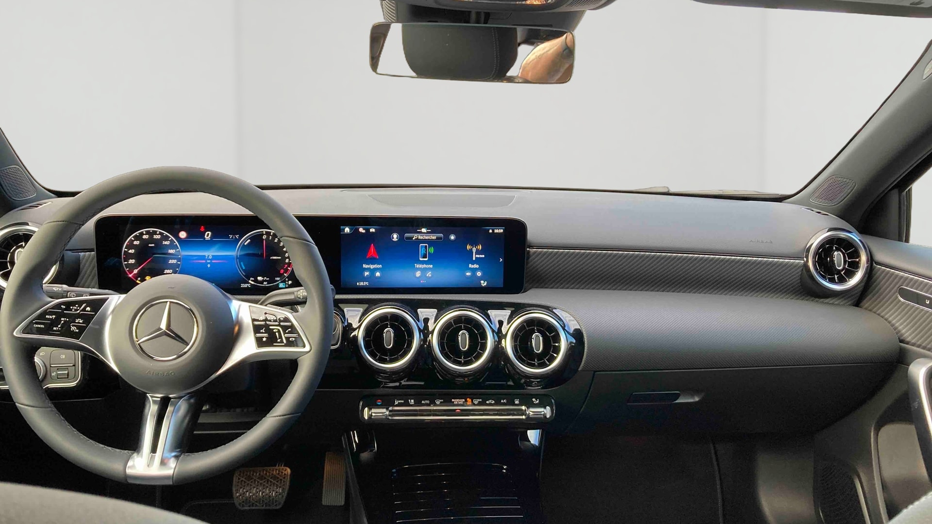 Mercedes-Benz Classe A 250 e Hybrid EQ Progressive Line — Planche de bord