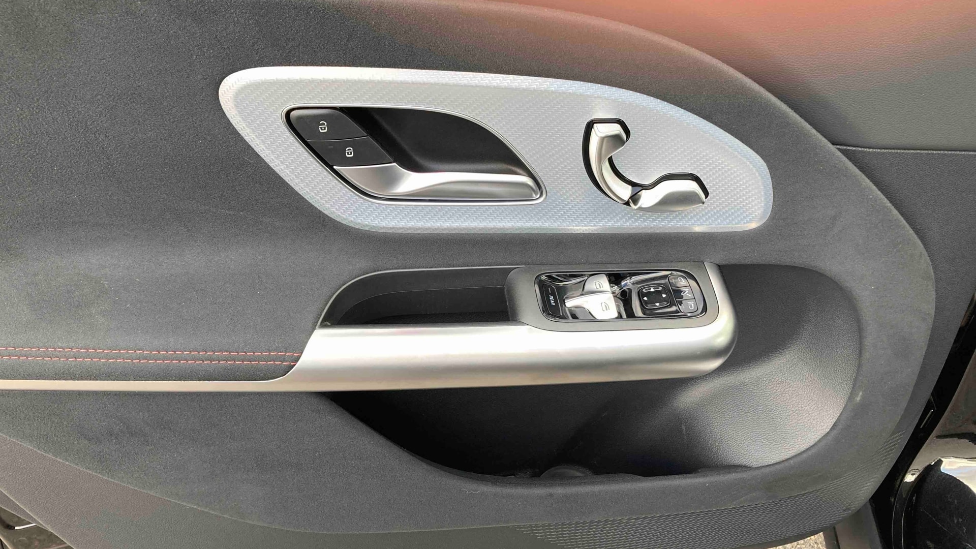 Mercedes-Benz GLB 200 4MATIC AMG Line — photo 17