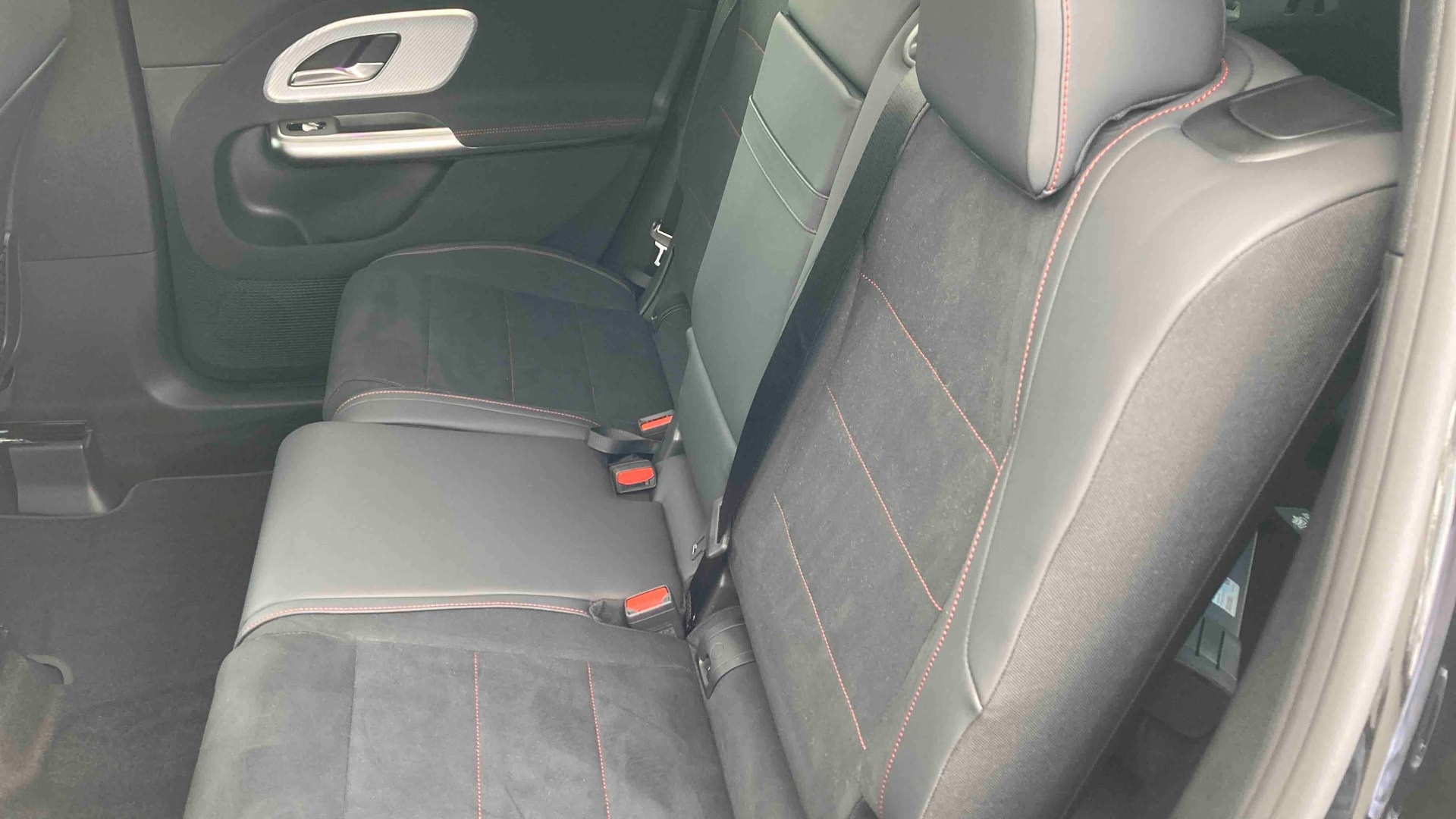 Mercedes-Benz GLB 200 4MATIC AMG Line — Siège arrière gauche