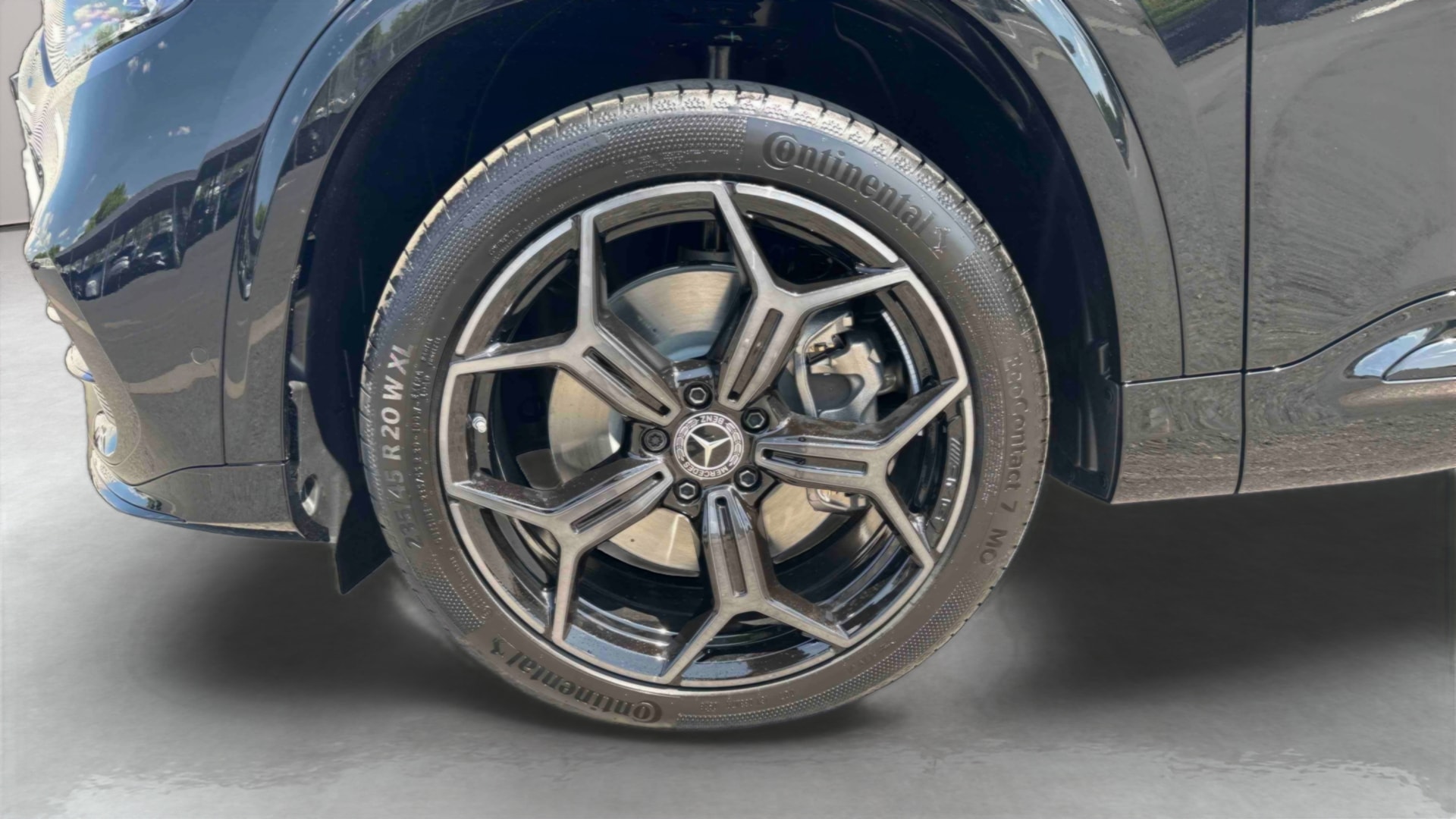 Mercedes-Benz GLB 250+ EQ Limited Edition — Pneu avant gauche