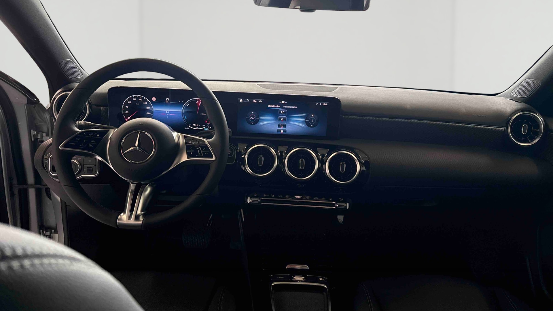 Mercedes-Benz Classe A 250 e Hybrid EQ Business Line — Planche de bord