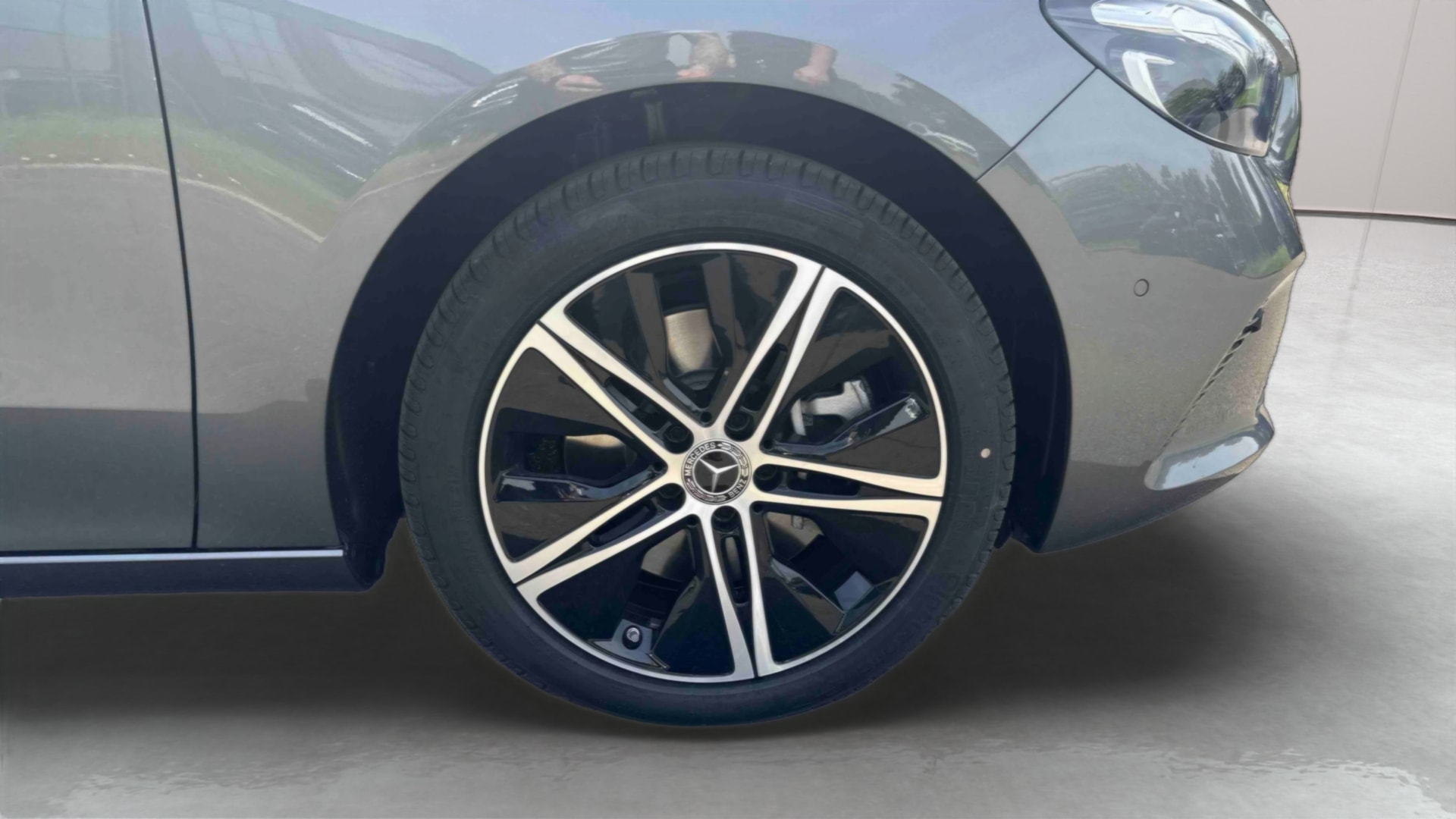 Mercedes-Benz Classe B 250 e Hybrid EQ 8G-DCT Progressive Line — Pneu avant gauche