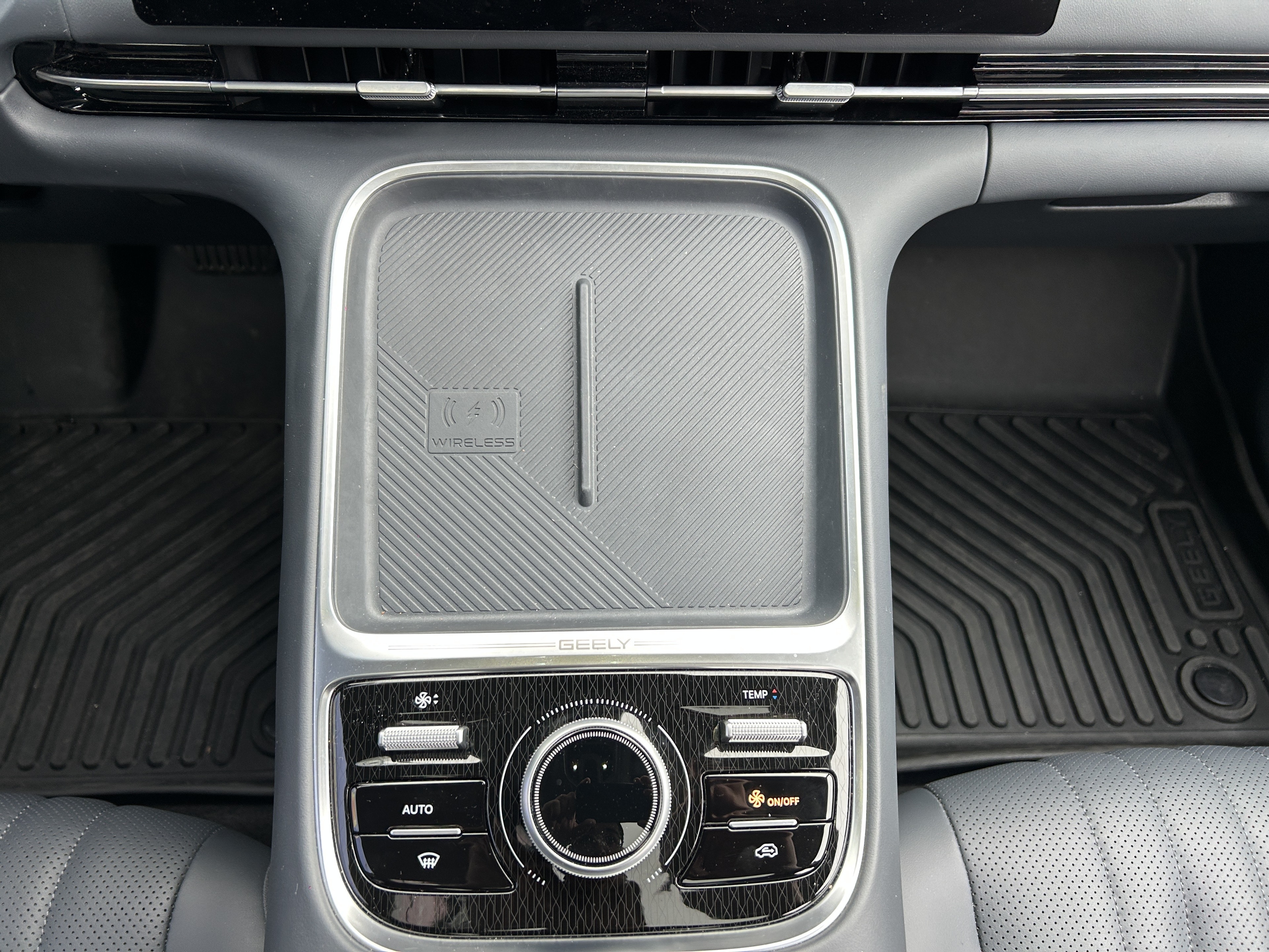 GEELY Starray EM-i Max+ — Console centrale - Caméra de recul
