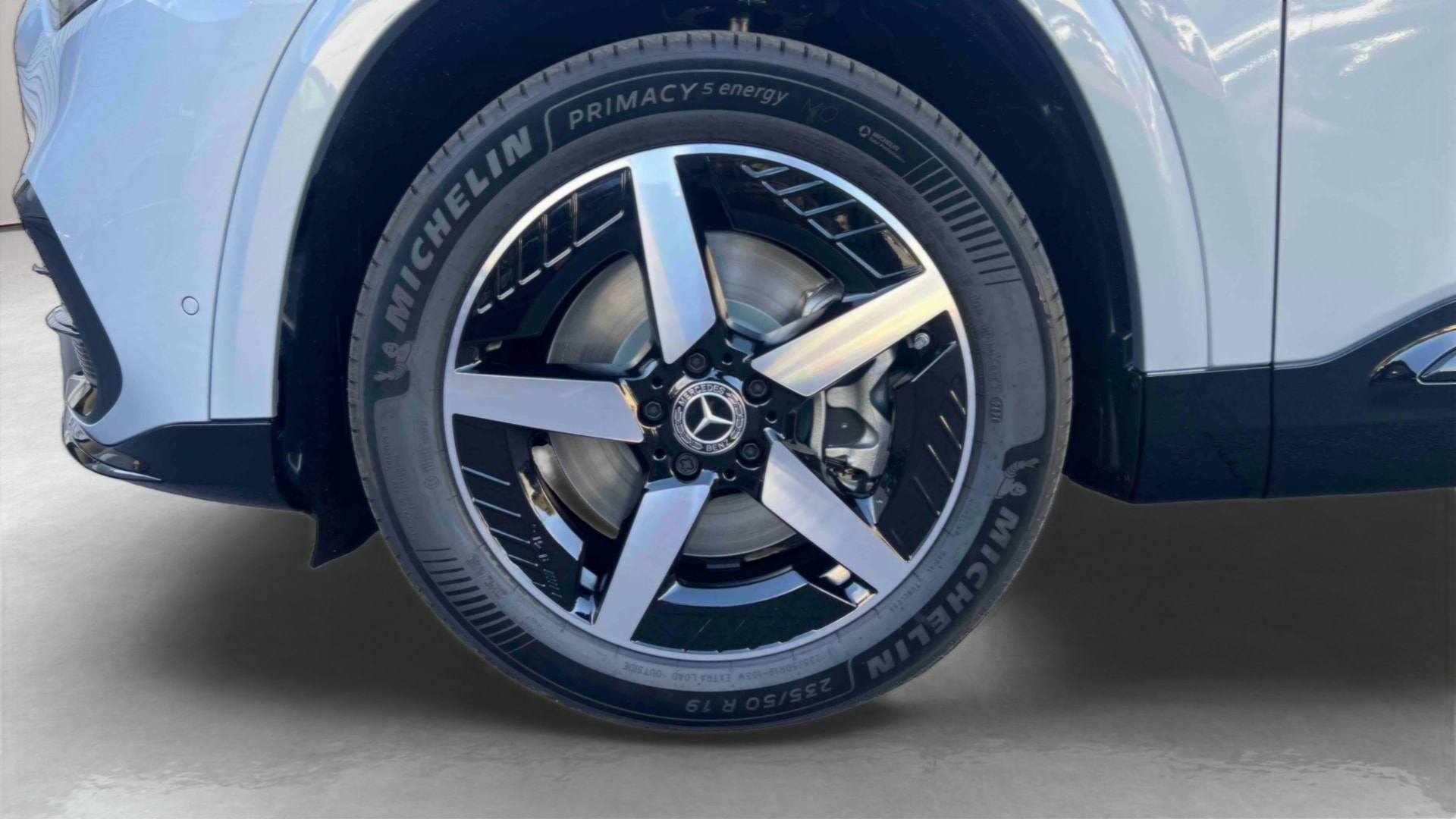 Mercedes-Benz GLB 250+ electrique AMG Line — Pneu avant gauche