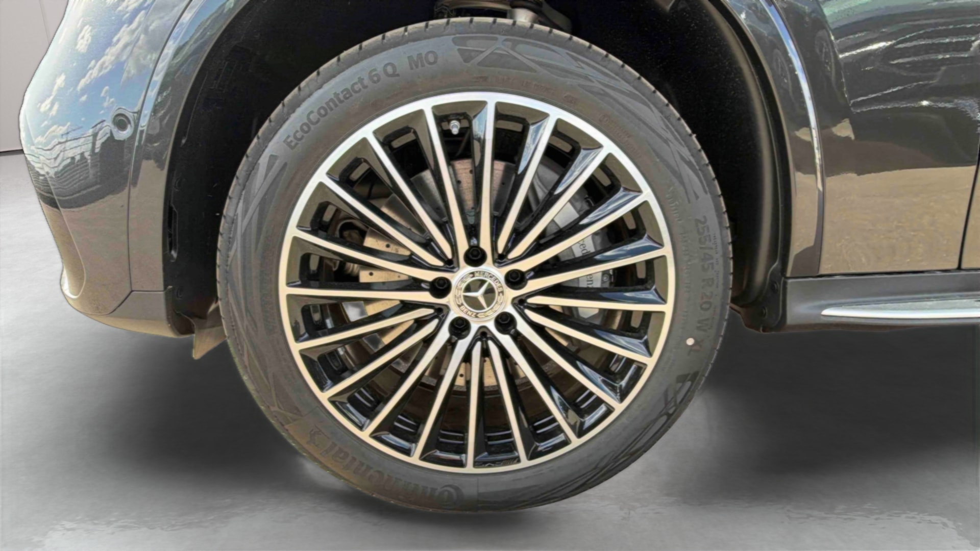 Mercedes-Benz GLC 300 e Hybrid EQ 4Matic AMG Line + — Pneu avant gauche