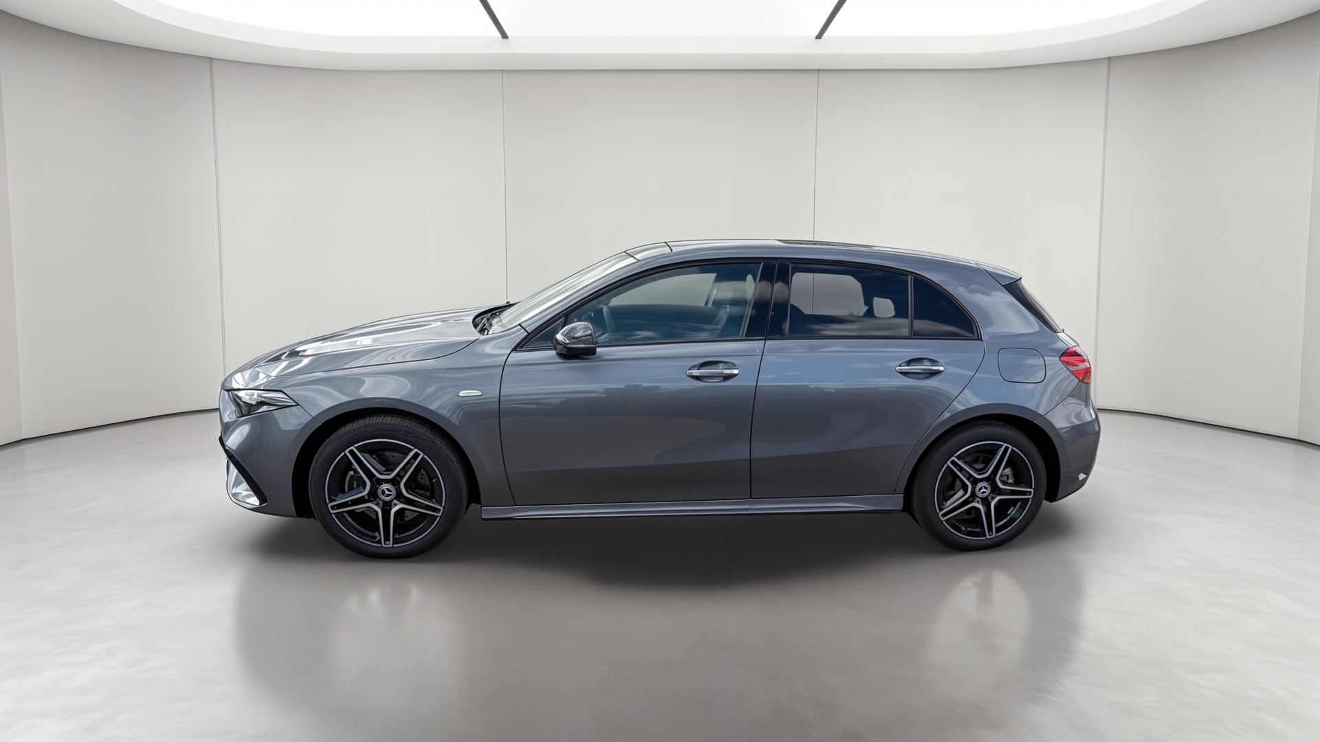 Mercedes-Benz Classe A 250 e Hybrid EQ AMG Line — Profil gauche