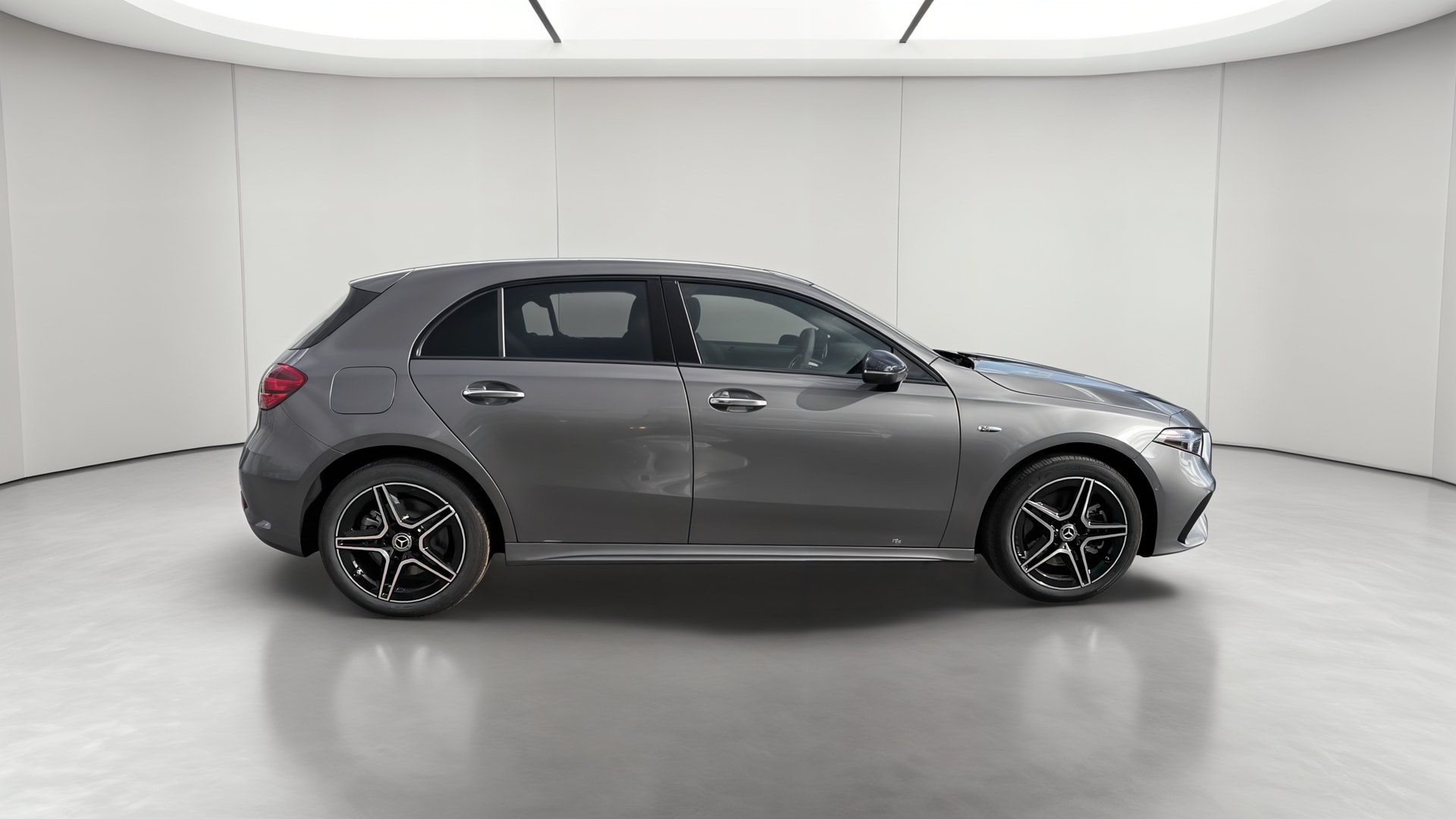 Mercedes-Benz Classe A 250 e Hybrid EQ AMG Line — Profil droit