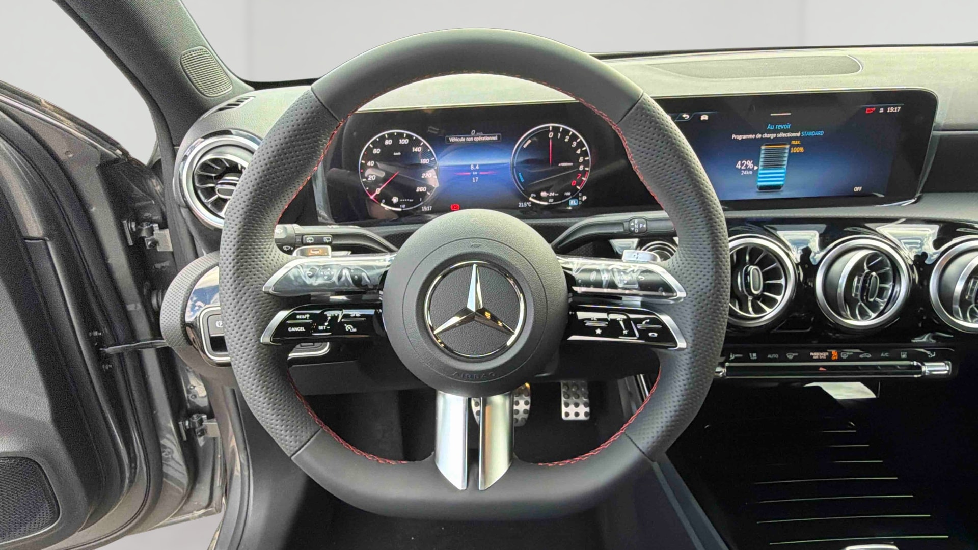 Mercedes-Benz Classe A 250 e Hybrid EQ AMG Line — Poste de pilotage