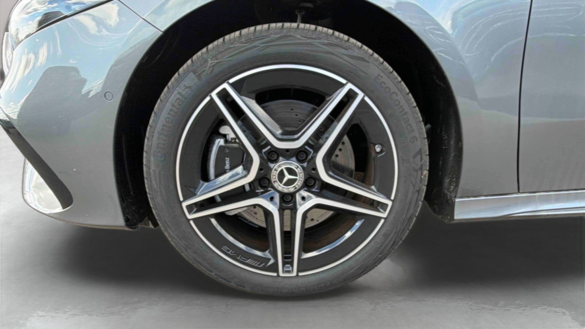 Mercedes-Benz Classe A 250 e Hybrid EQ AMG Line — Pneu avant gauche