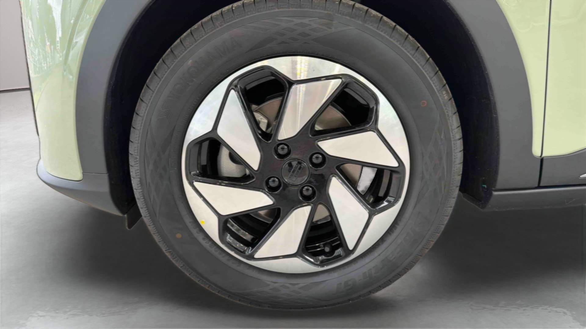 Geely E2 Max+ — Pneu avant gauche