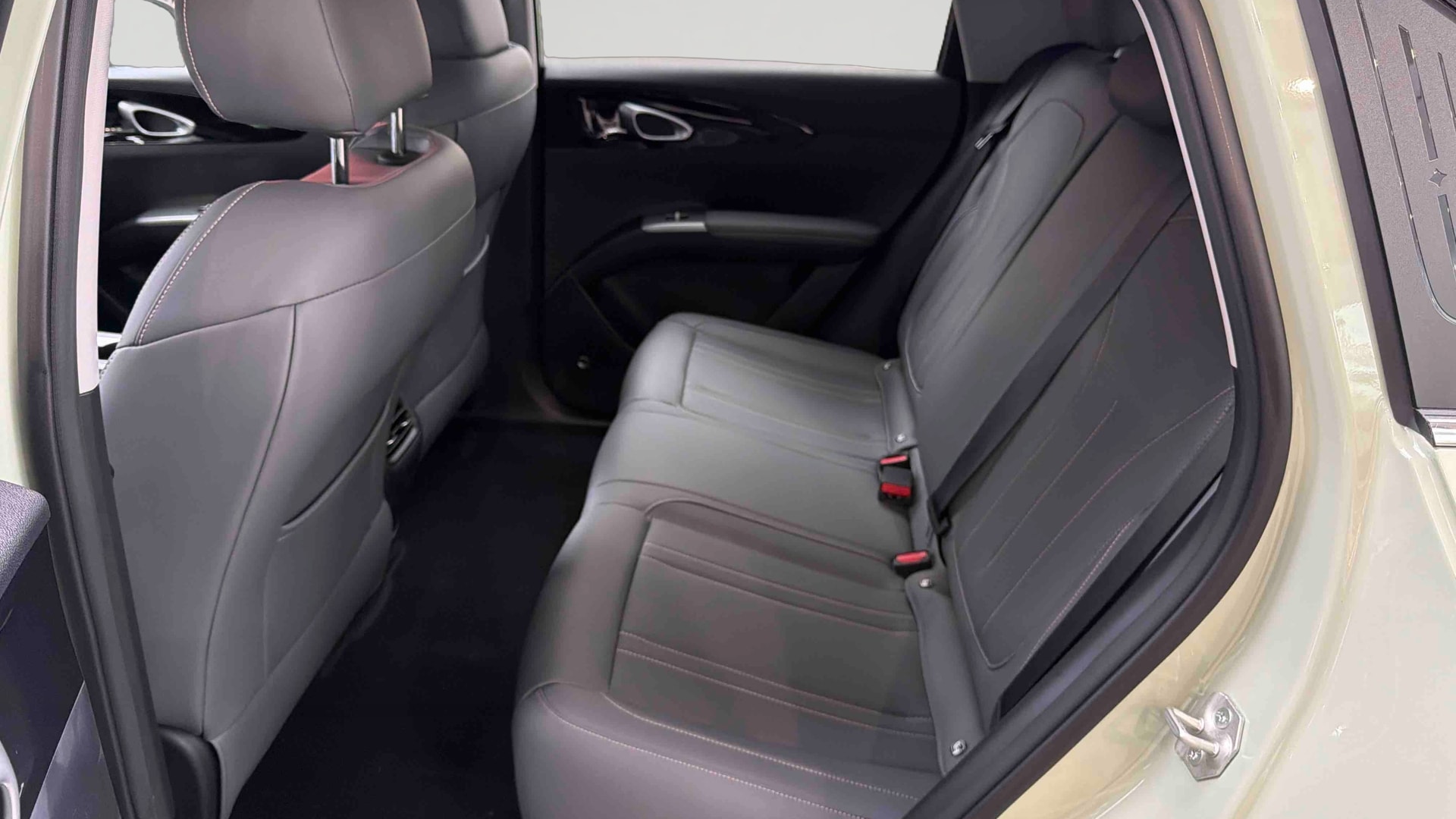 Geely E2 Max+ — Siège arrière gauche