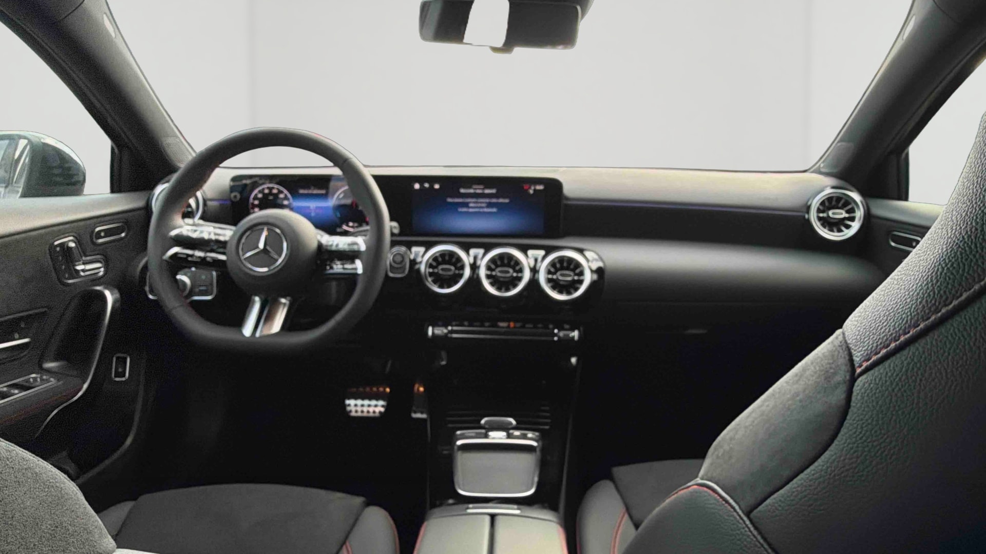 Mercedes-Benz Classe A 250 e Hybrid EQ AMG Line — Planche de bord