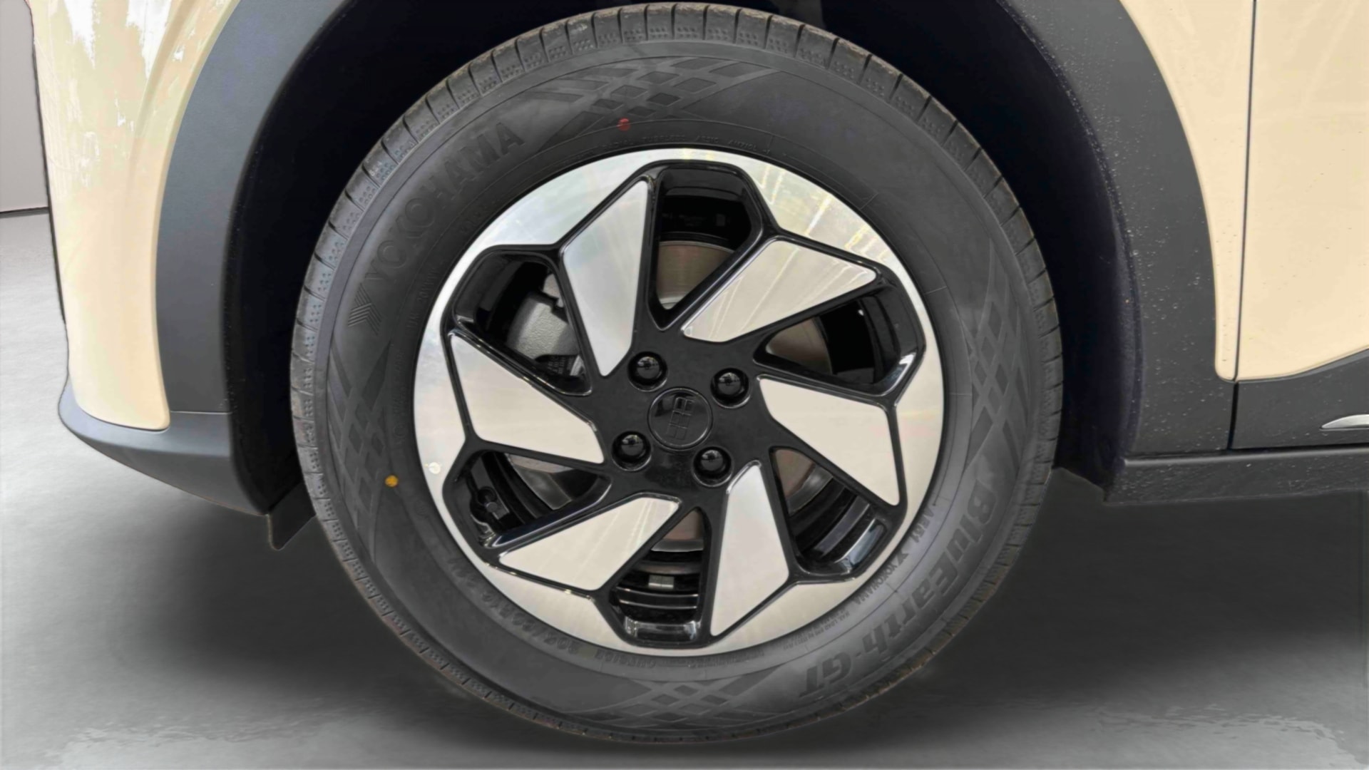 Geely E2 Max+ — Pneu avant gauche