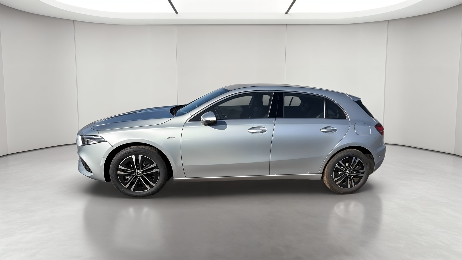 Mercedes-Benz Classe A 250 e Hybrid EQ Business Line — Profil gauche