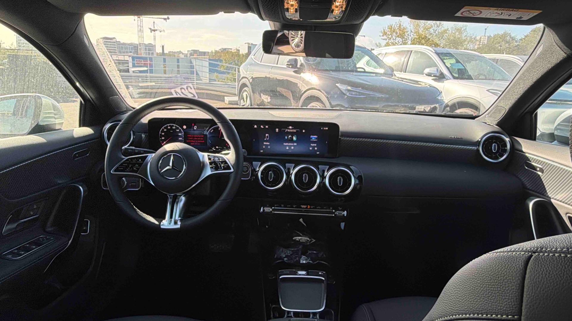 Mercedes-Benz Classe A 250 e Hybrid EQ Business Line — Planche de bord